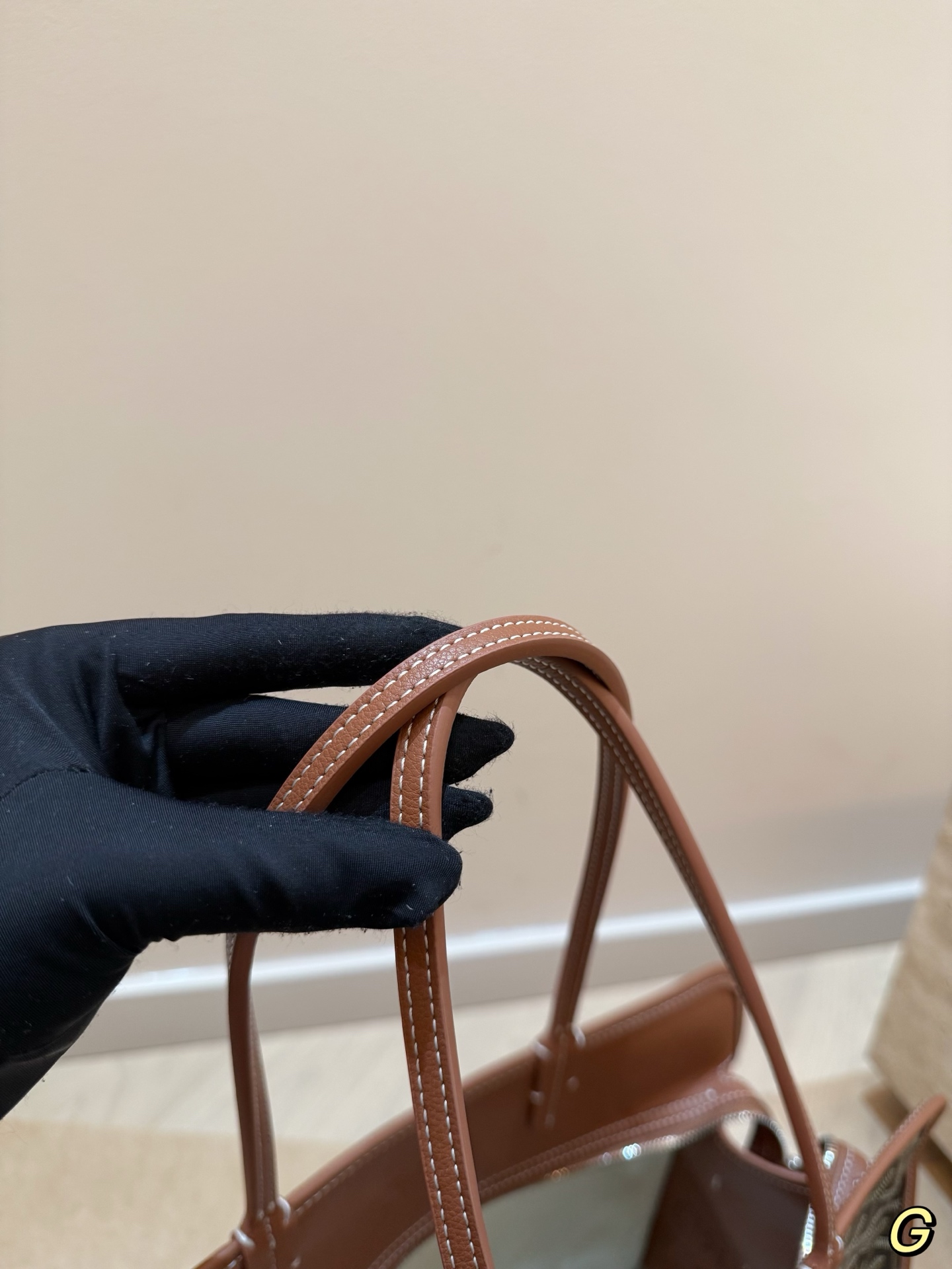 P180 无盒 size：40*30cm goyard 戈雅hardy 出差神包! 非常能装也很耐脏哦！ 如果要挑一支大包装下我的全世界那就是goyard hardy 了 非常的能装， 笔记本电脑上完全没有问题 tote能装下的她都可以~