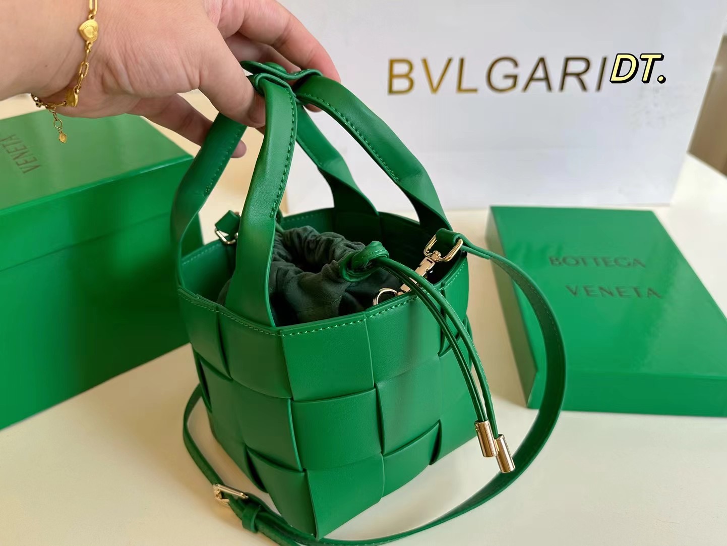 P140（配盒） Bottega Veneta BV新款手提包 💕 size:13&times;13 线条简洁，包身柔软 采用编织设计很有辨识度！！！ 配有肩带，🉑手提可单肩，百搭好看不过时~