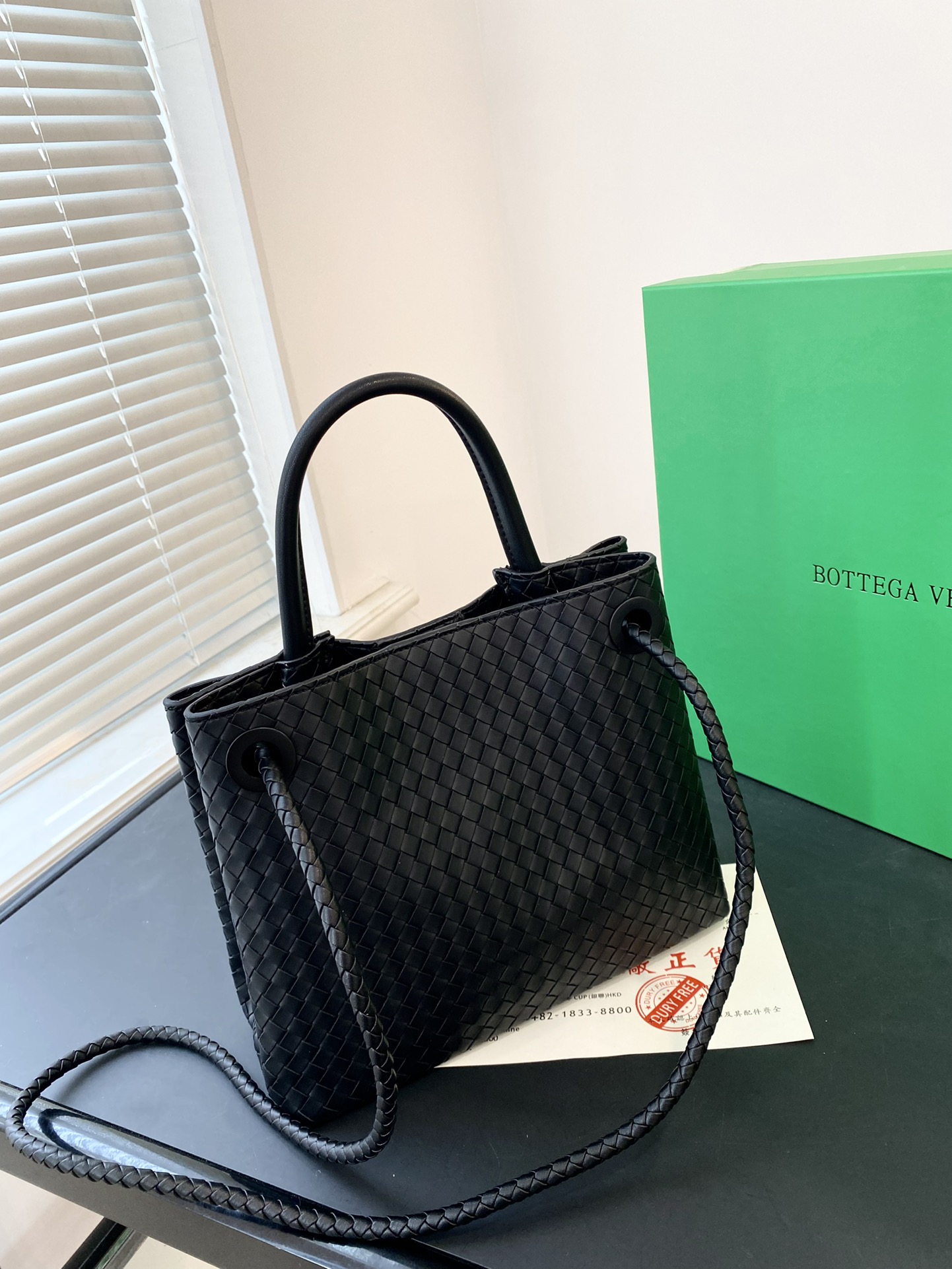 🅿️💰150-💰145配礼盒包装🎁 ✅🔜 【尺寸】大32*24小25*22 BOTTEGA VENETA 23新品 ANDIAMO 手提包 适合春夏秋冬的季节 Bv高级牛仔手提斜挎包 新款，简洁的线条 街头巷尾它的身影无处不在，也成为经典款IT bag之一 万众追，这款包一出就风靡全球 流行，如今粉丝群依然很强大，因为它实在太衬托气质了，包再多也要给自己留一个！9099