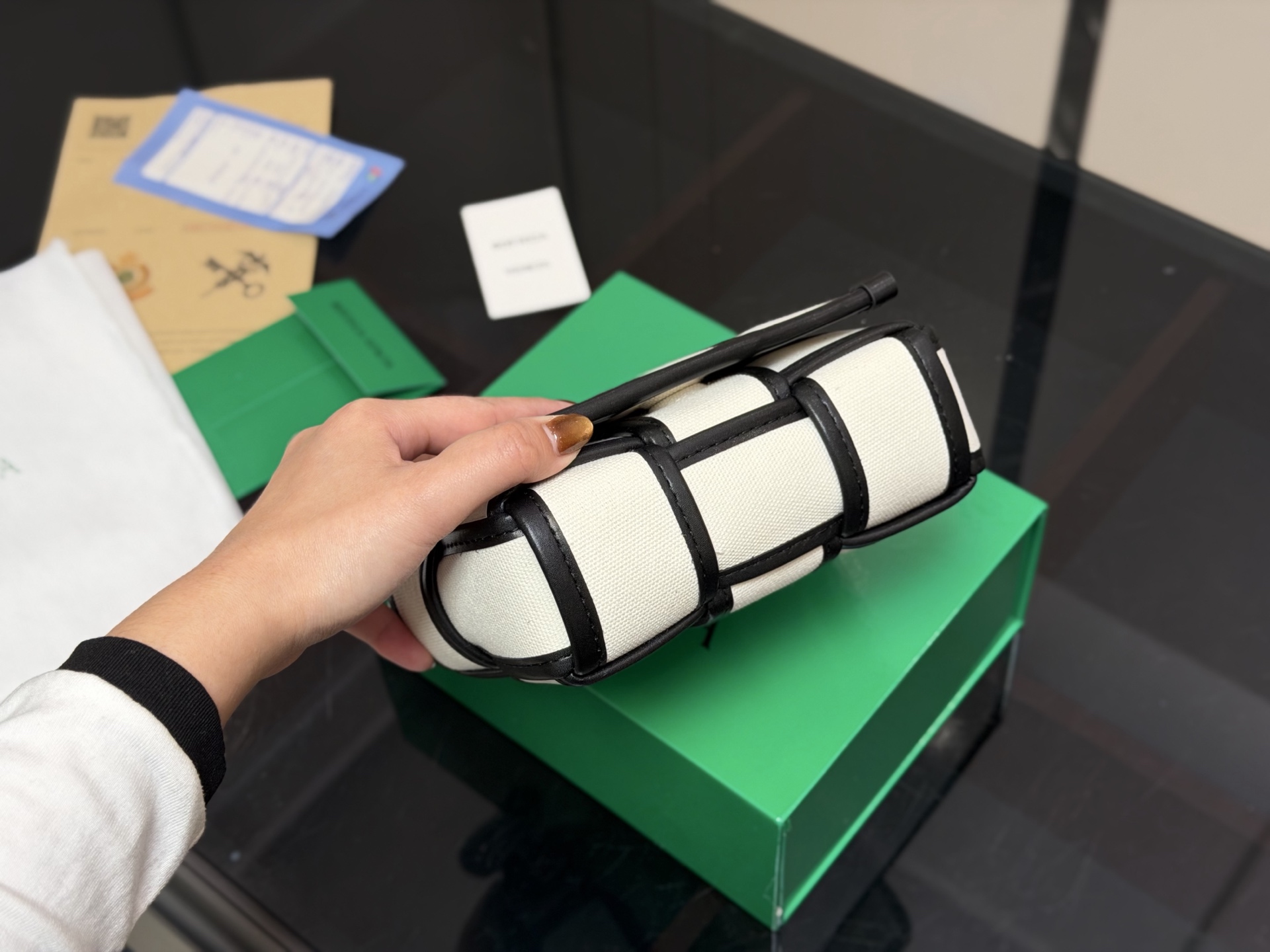 &yen;120 配盒 size：16.12cm Bv 新品手袋 CASSETTE手袋 真滴很高级！ 被吹爆的小可爱！