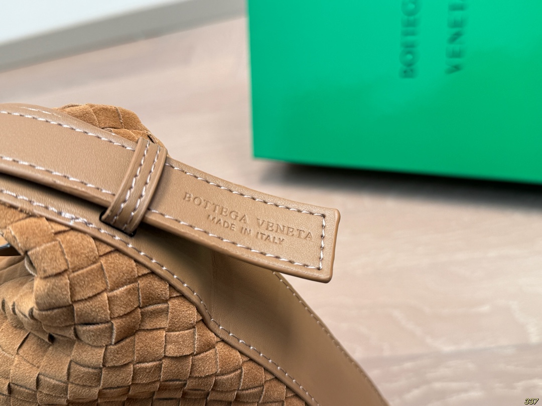 &yen;175配盒 BV 新款系列编织腋下包 精致手工编织设计 兼具美貌与性价比 时髦与休闲的完美碰撞！ 百搭大气，低调又奢华的一款单品！ 尺寸33 24