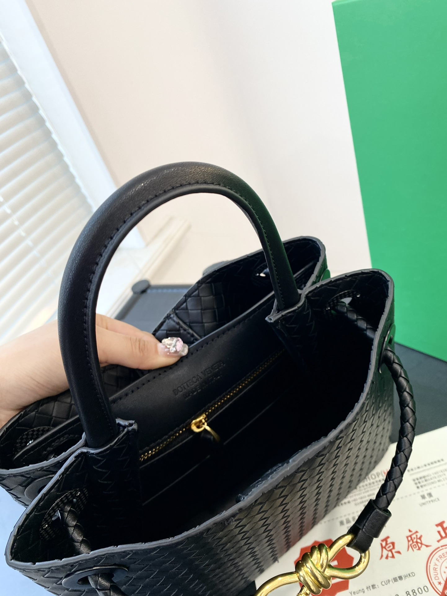 🅿️💰150-💰145配礼盒包装🎁 ✅🔜 【尺寸】大32*24小25*22 BOTTEGA VENETA 23新品 ANDIAMO 手提包 适合春夏秋冬的季节 Bv高级牛仔手提斜挎包 新款，简洁的线条 街头巷尾它的身影无处不在，也成为经典款IT bag之一 万众追，这款包一出就风靡全球 流行，如今粉丝群依然很强大，因为它实在太衬托气质了，包再多也要给自己留一个！9099