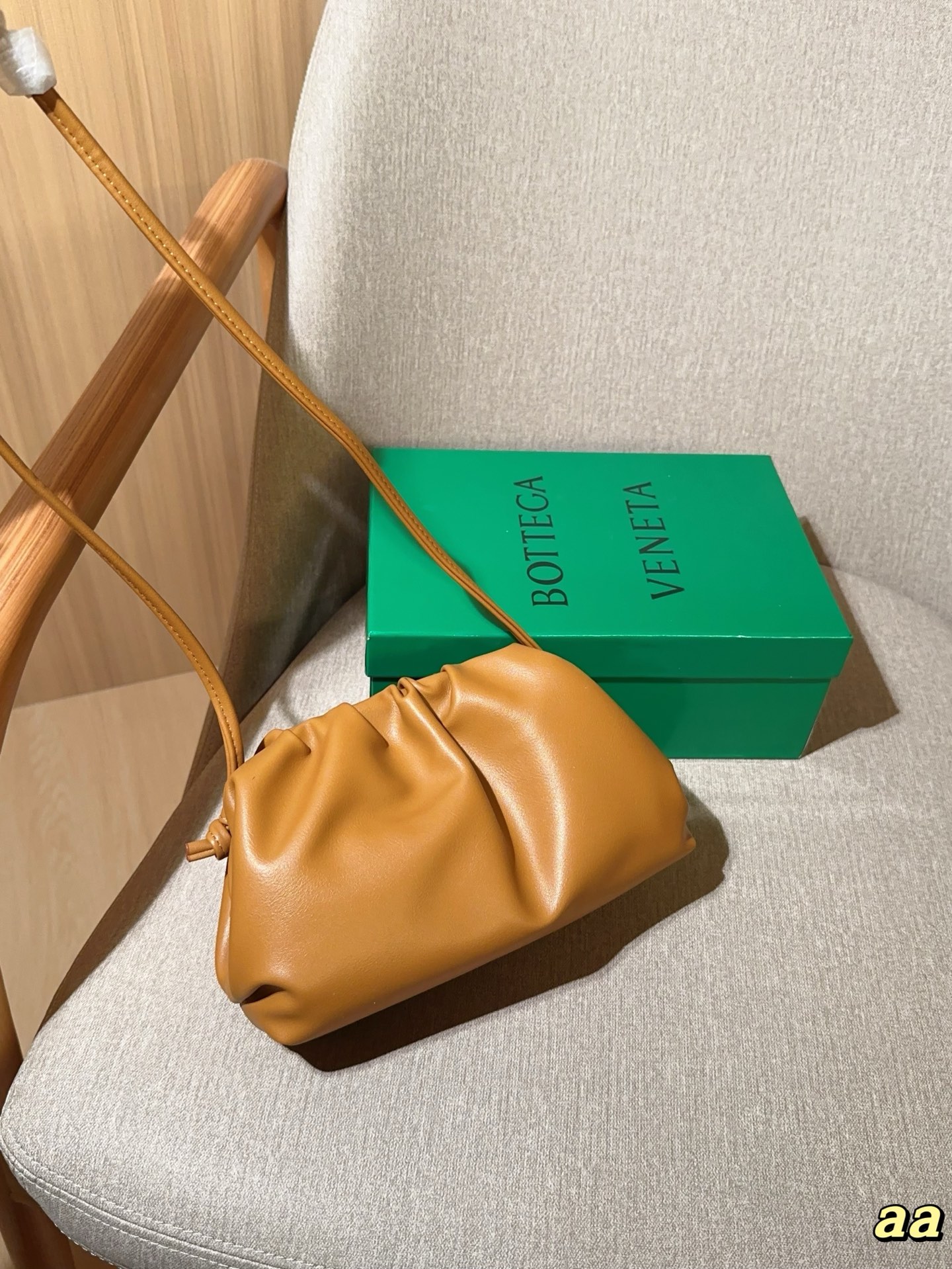 💰140 Bv葆蝶家 可可爱爱的云朵包～单肩 斜挎 手拿完全👌 尺寸：22&times;13&times;5 礼盒包装🎁