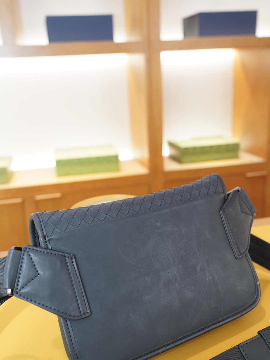 P120 🇮🇹 葆蝶家 官网同步 高版本 斜挎单肩腰包 永恒不过时的标志性产品 纯原单小牛皮 顶级五金制作 非市面普通版本 今年BV最爱的款式 全部实拍 实用性非常高 完全不用担心穿搭【规格：25x17x4】