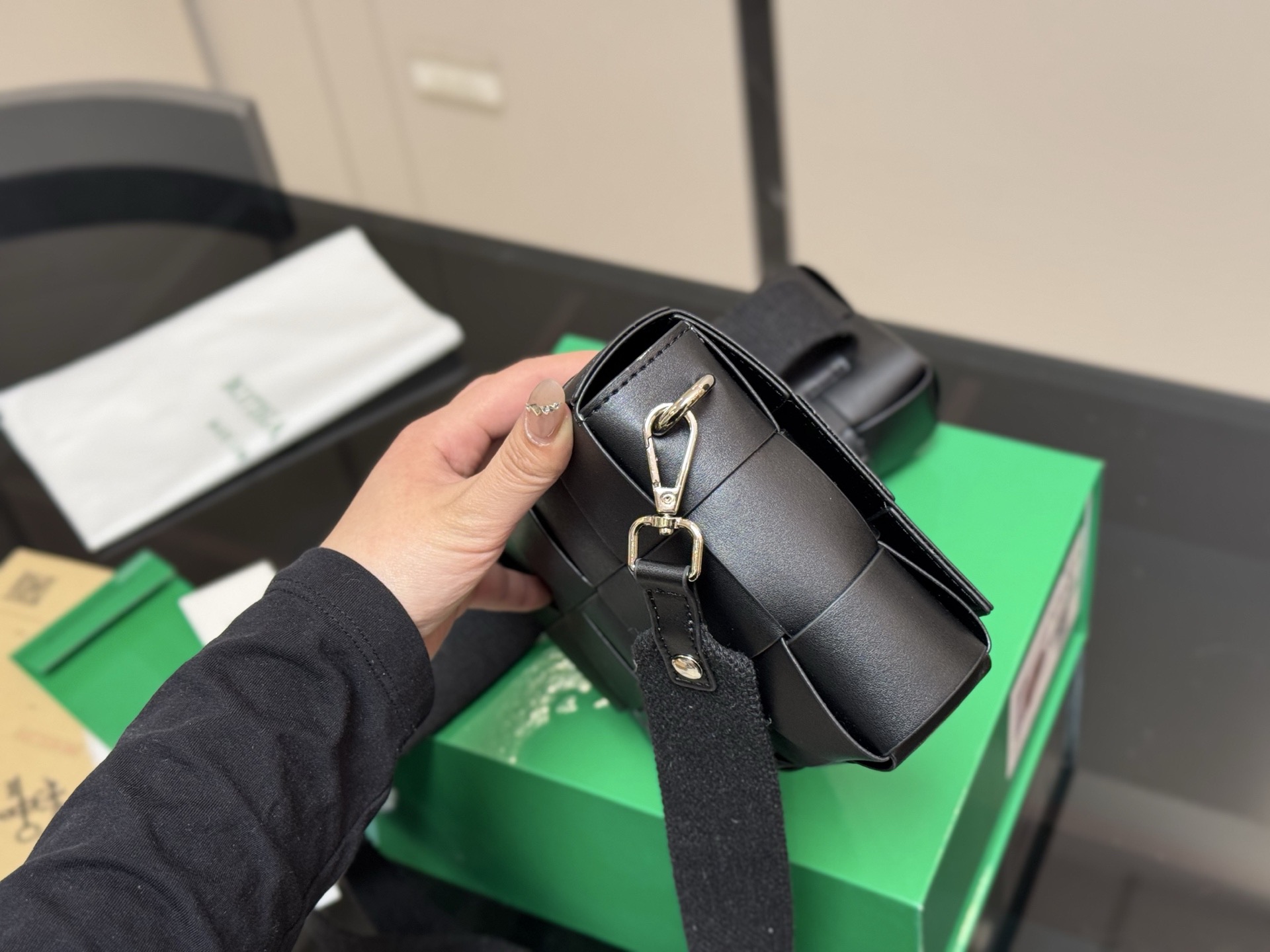 &yen;145 配盒 size：22*14cm Bottega Veneta cassette Bv I豆腐包！ 海绵宝宝！ 细腻〰️光滑〰️ 最重要是整个包的蓬度， 每个方块必须做到圆润又饱满才算合格！