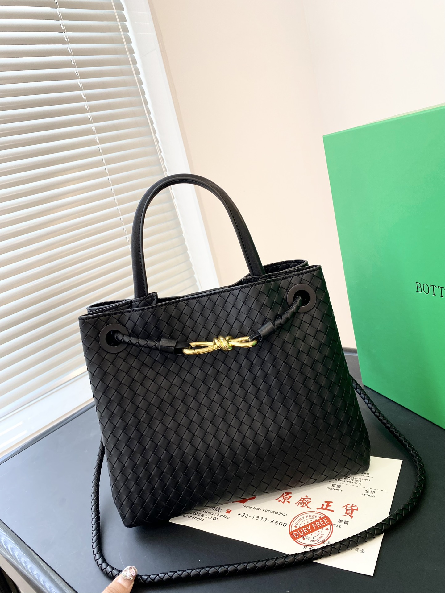 🅿️💰150-💰145配礼盒包装🎁 ✅🔜 【尺寸】大32*24小25*22 BOTTEGA VENETA 23新品 ANDIAMO 手提包 适合春夏秋冬的季节 Bv高级牛仔手提斜挎包 新款，简洁的线条 街头巷尾它的身影无处不在，也成为经典款IT bag之一 万众追，这款包一出就风靡全球 流行，如今粉丝群依然很强大，因为它实在太衬托气质了，包再多也要给自己留一个！9099