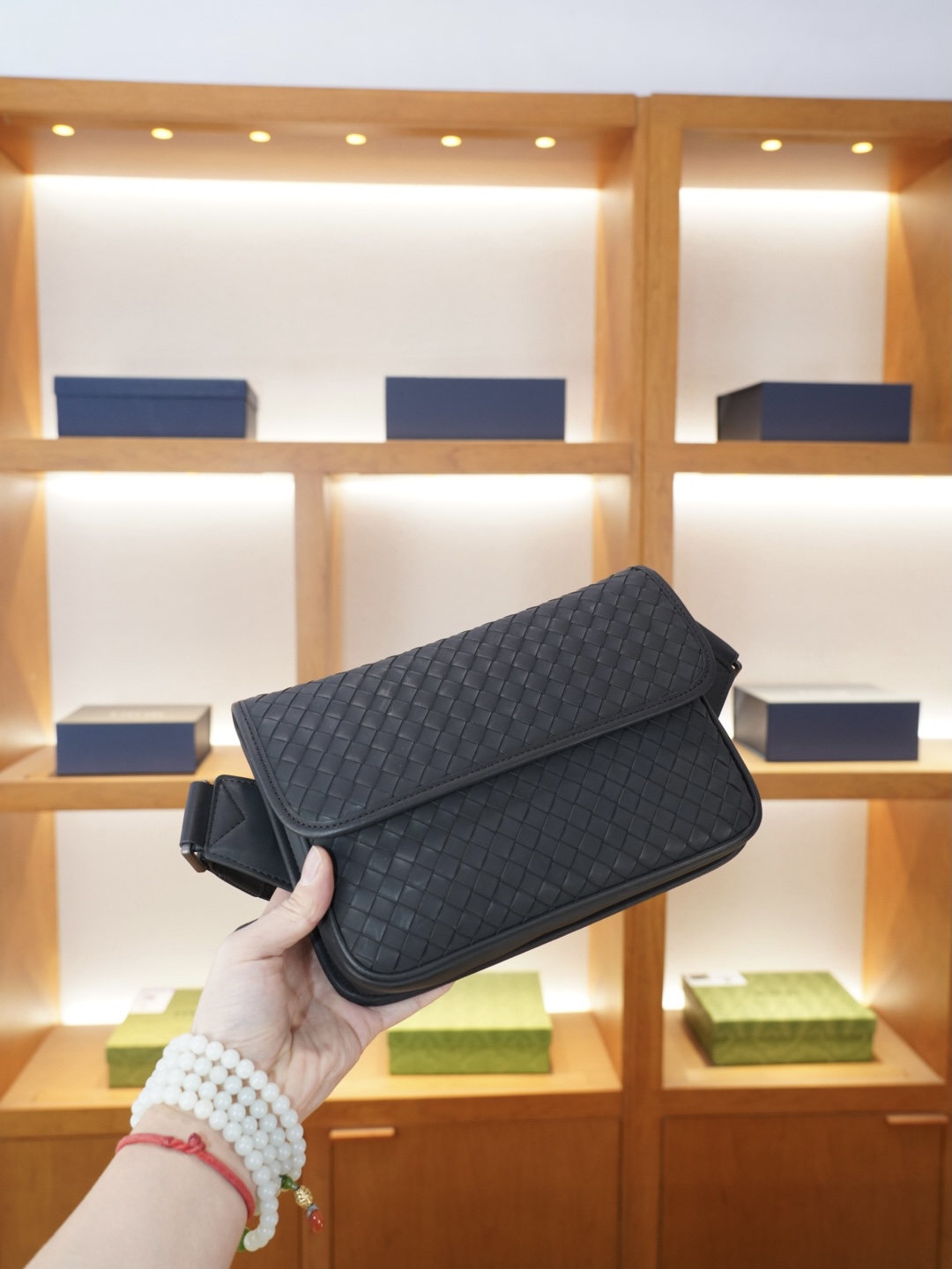 P120 🇮🇹 葆蝶家 官网同步 高版本 斜挎单肩腰包 永恒不过时的标志性产品 纯原单小牛皮 顶级五金制作 非市面普通版本 今年BV最爱的款式 全部实拍 实用性非常高 完全不用担心穿搭【规格：25x17x4】