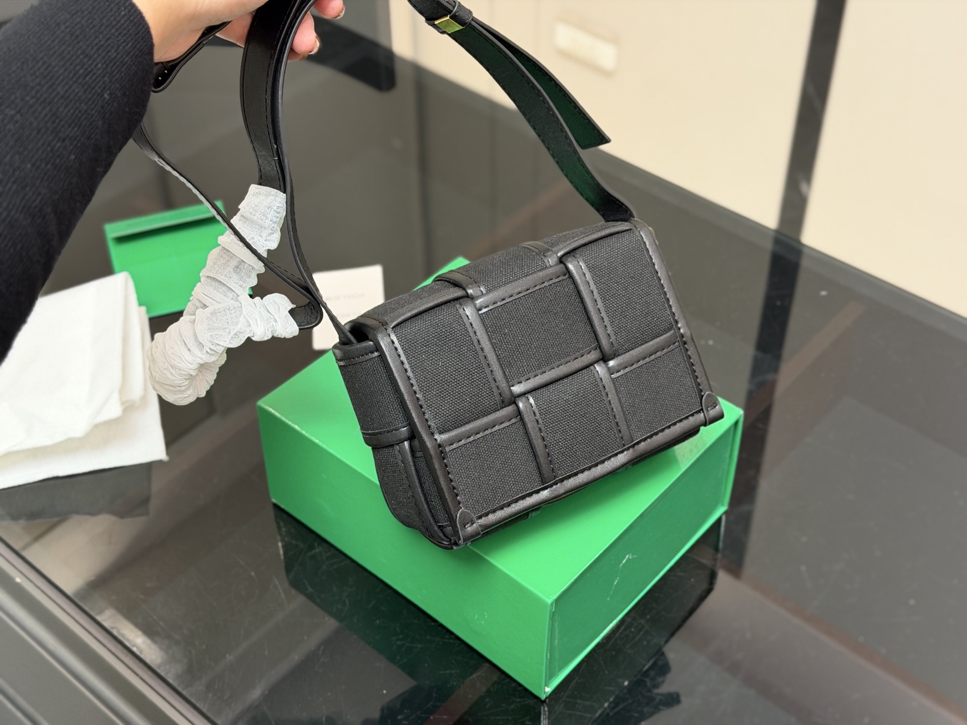 &yen;120 配盒 size：16.12cm Bv 新品手袋 CASSETTE手袋 真滴很高级！ 被吹爆的小可爱！