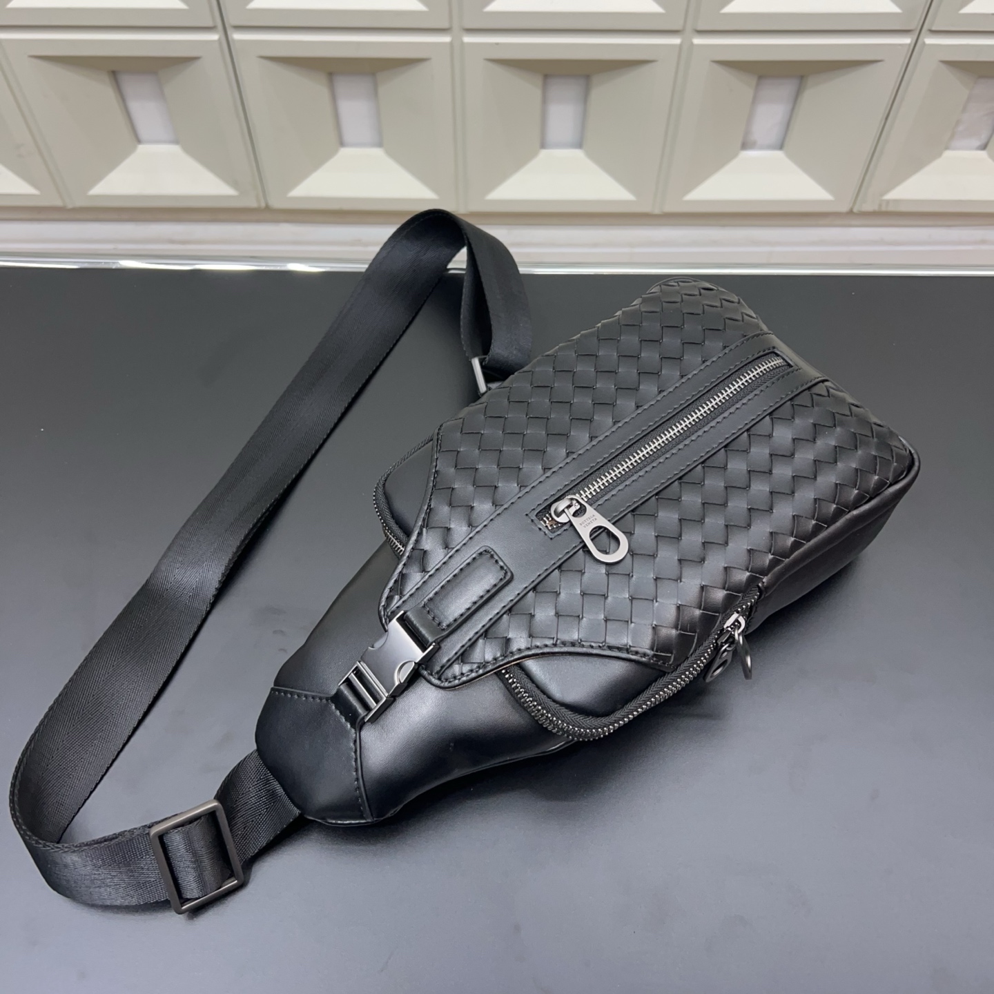 P125 Bottega Veneta 葆蝶家 BV手工编织男士胸包 单肩包 斜挎包 经典百搭 实物拍摄 原厂原版面料 配送防尘袋 礼盒 30 x 16 cm。