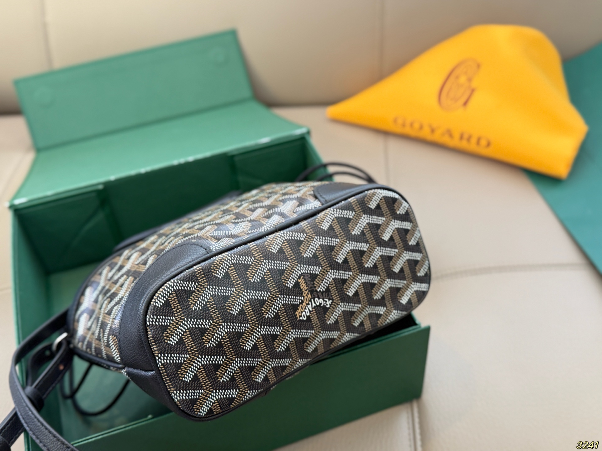 &yen;165折叠盒 Goyard戈雅 mini菜篮子 beluga 新款Mini beluga 圆环小水桶小菜篮子 半个手机的自重 超Q的外貌 不可小觑的容量 完美～ 尺寸19 16