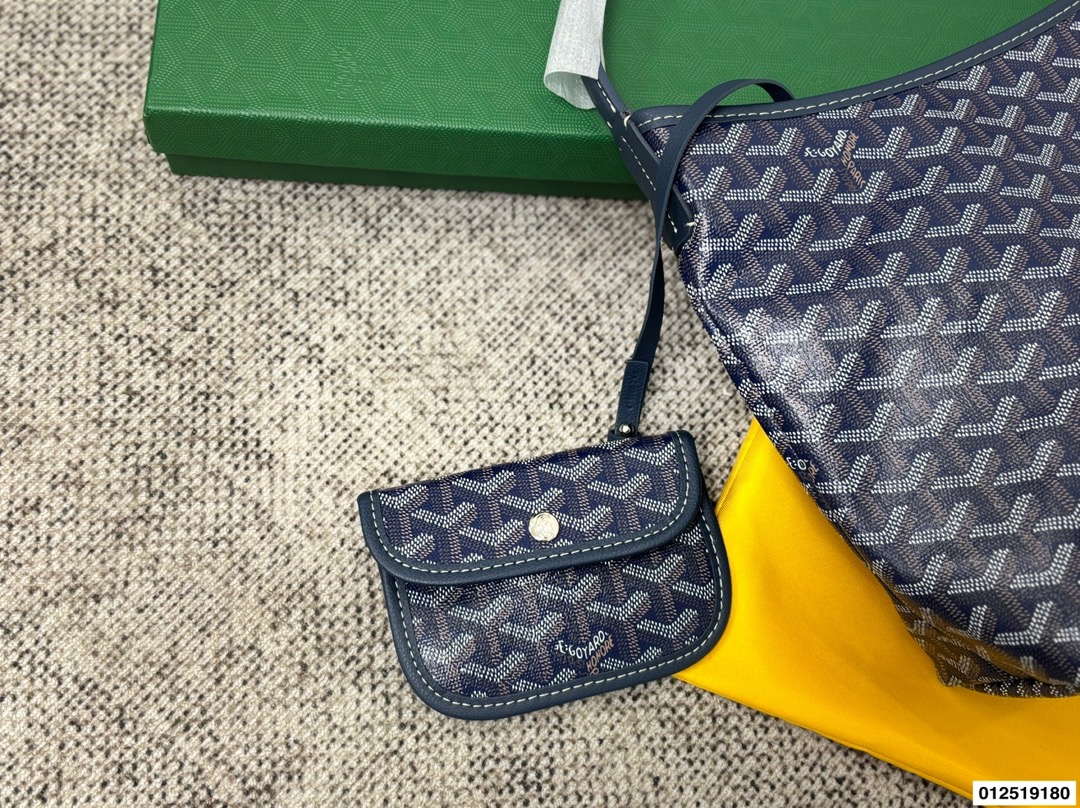 P130配礼盒⚠️尺寸31.30 戈雅腋下托特包 最火爆的狗牙购物袋 打工人的完美通勤包就是它 简直不要太好用!! 容量大 自重超级无敌轻 包型挺拔不容易塌 耐造同时也很低调 简直就是打工人完美的通勤包包 不管是出差还是见客户都超级合适