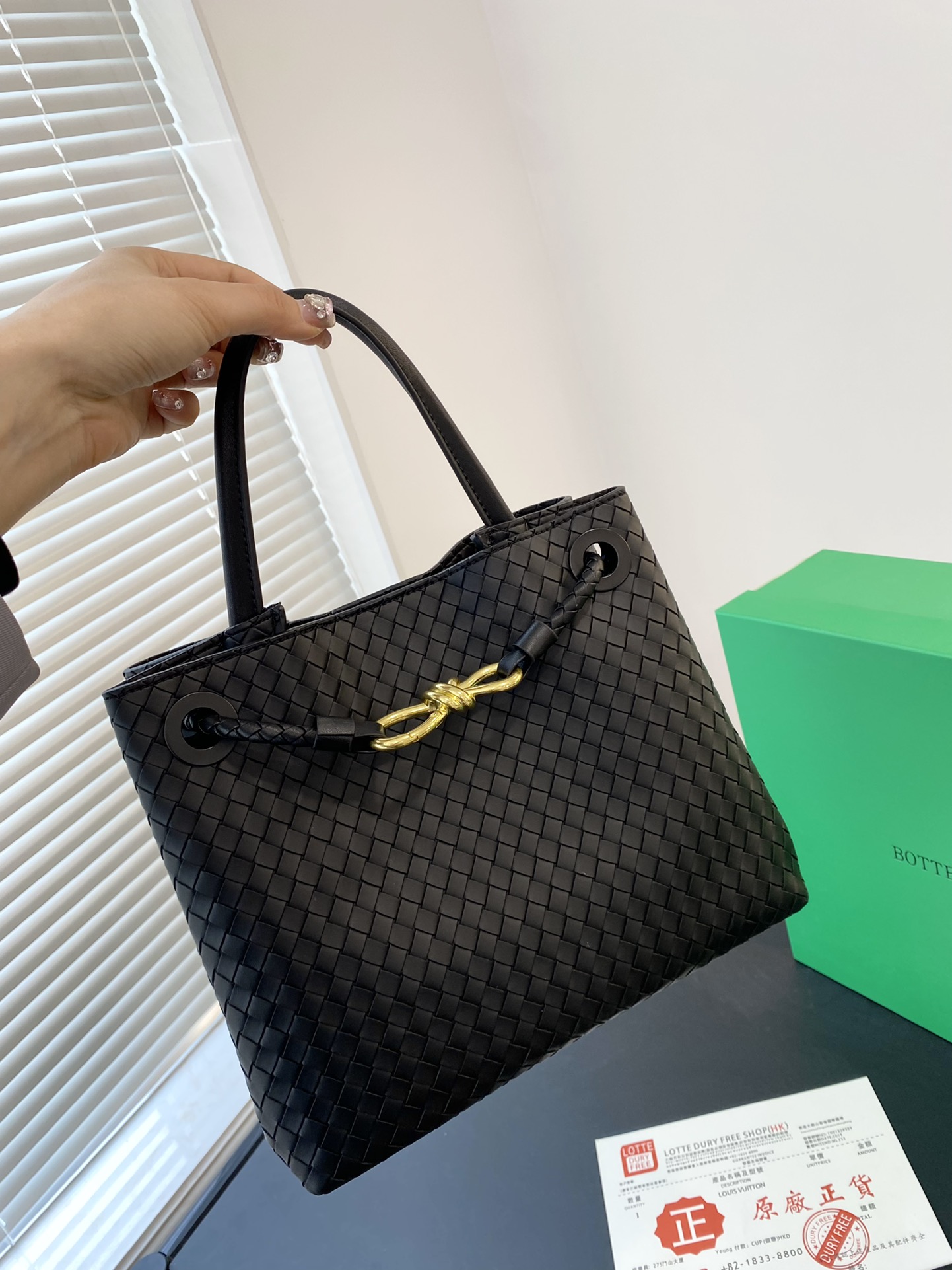 🅿️💰150-💰145配礼盒包装🎁 ✅🔜 【尺寸】大32*24小25*22 BOTTEGA VENETA 23新品 ANDIAMO 手提包 适合春夏秋冬的季节 Bv高级牛仔手提斜挎包 新款，简洁的线条 街头巷尾它的身影无处不在，也成为经典款IT bag之一 万众追，这款包一出就风靡全球 流行，如今粉丝群依然很强大，因为它实在太衬托气质了，包再多也要给自己留一个！9099