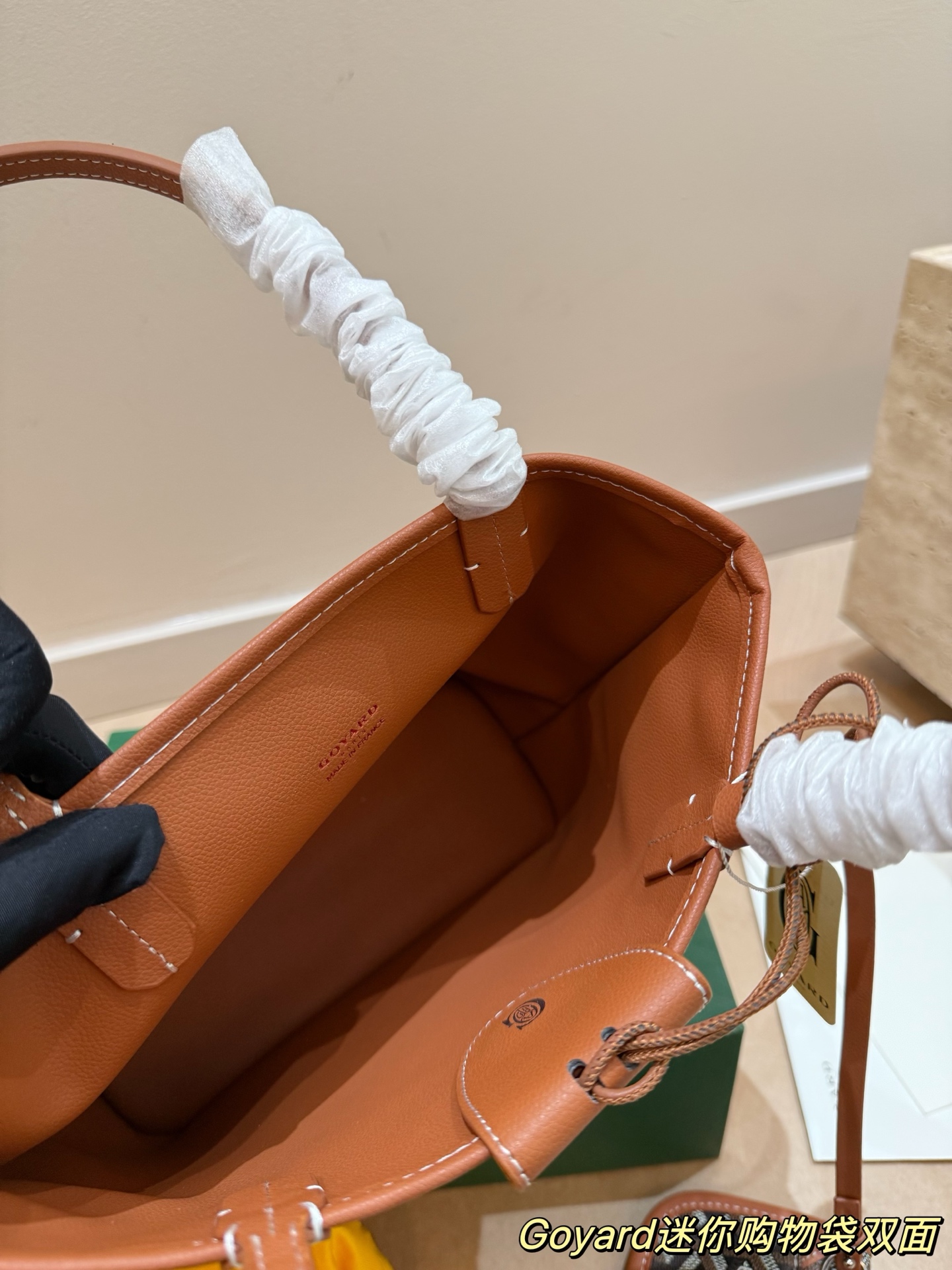 P150 Goyard Goyardine手提包 法国奢侈品牌Goyard的Goyardine手提包，采用经典老花帆布+黑色皮革饰边，简约又超有辨识度t+。独特几何图案，轻便耐用，日常通勤或休闲都很适合!手提+可调节肩带，手提斜挎随心切换，实用又时髦。Goyard以高级定制和精湛工艺闻名，这款包袋收藏价值满满，时尚爱好者必入!20cm配盒子