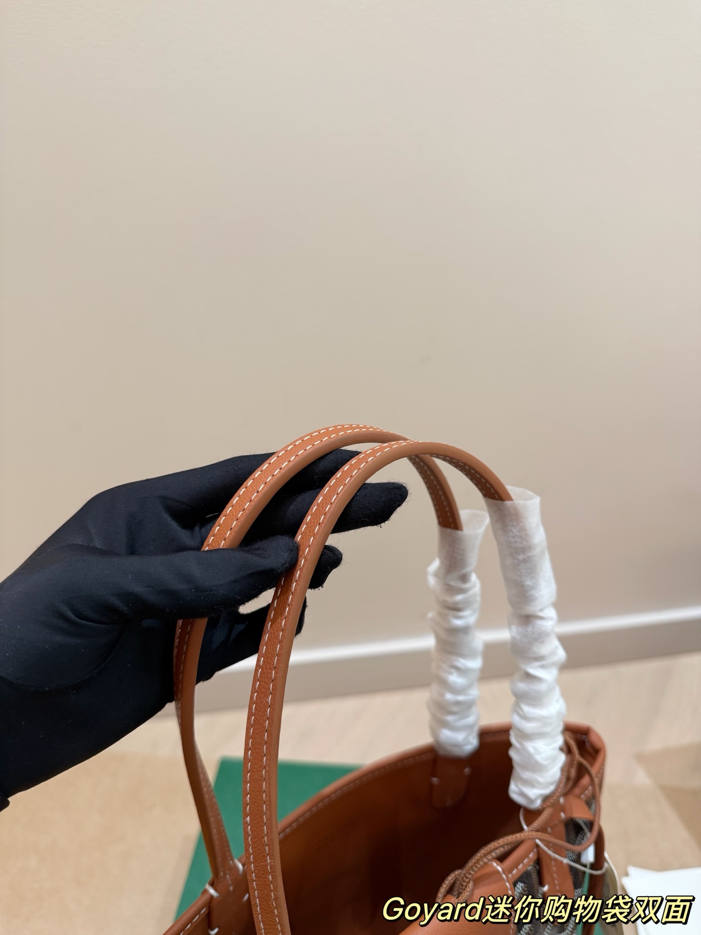 P150 Goyard Goyardine手提包 法国奢侈品牌Goyard的Goyardine手提包，采用经典老花帆布+黑色皮革饰边，简约又超有辨识度t+。独特几何图案，轻便耐用，日常通勤或休闲都很适合!手提+可调节肩带，手提斜挎随心切换，实用又时髦。Goyard以高级定制和精湛工艺闻名，这款包袋收藏价值满满，时尚爱好者必入!20cm配盒子