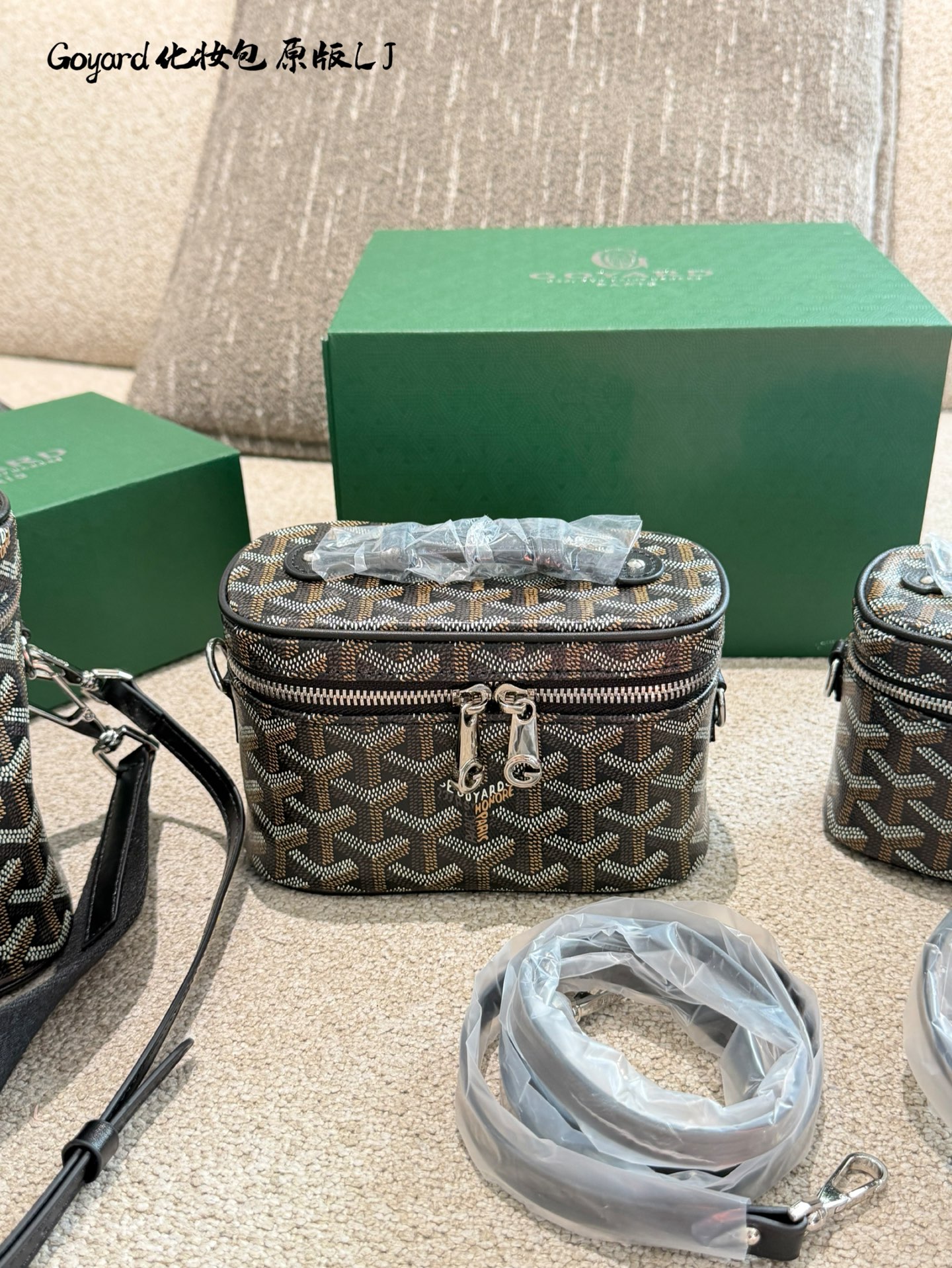 p165p170p195 Goyard这只Muse Nano，到手才发现&mdash;&mdash;这牌儿的&ldquo;小众感&rdquo;也太对胃口了！ 它家那绿花Y纹不是那种扎眼的花里胡哨，是越看越舒服的低调劲儿，走街上基本不会撞款，偶尔遇到懂行的人点头示意，那种&ldquo;懂的都懂&rdquo;的感觉，比背个大Logo显眼多了。而且它家不像别的牌子总搞营销，靠的是百多年做皮具的老手艺，咱不懂啥工艺术语，但摸着手感就不一样&mdash;&mdash;帆布厚实不软塌，金属扣儿沉甸甸的却不笨重，连走线都齐得跟拿尺子量过似的，透着股&ldquo;不咋吭声但特讲究&rdquo;的劲儿。10cm18cm20cm配盒子 最难得的是不挑人，用它装化妆品，偶尔拎着出门塞个耳机、车钥匙，搭牛仔裤或休闲外套都不违和。不像有些奢品包，总觉得得穿得特正式才敢拎，这只就特&ldquo;生活化&rdquo;，贵气但不端着，高雅全在细节里藏着。