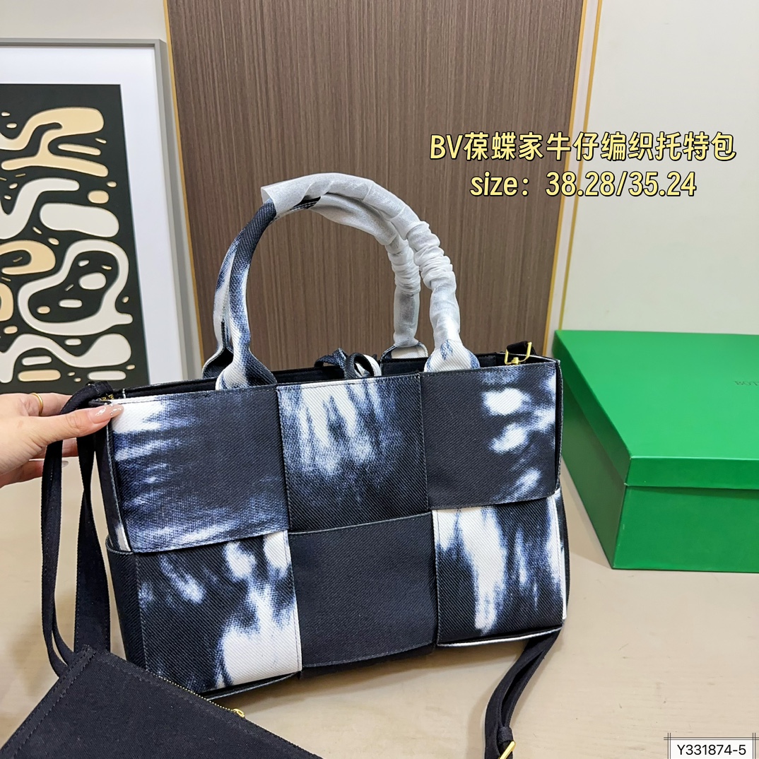 大号💰190 小号💰185 配盒 尺寸38&times;28/35&times;24 BV 葆蝶家 明星同款牛仔编织托特包 每只包都拥有独特的魅力 衬托出整体的高级质感。众多明星上身，多种背法多种造型。