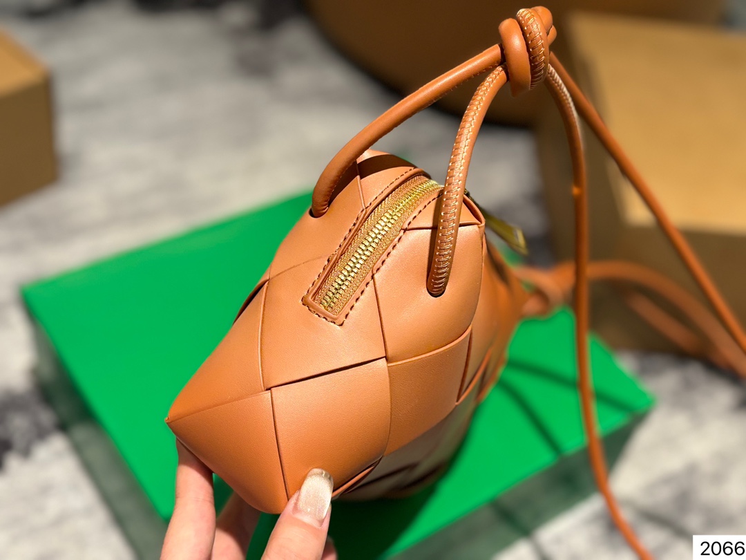 P135 配盒子 Bv 新款 编织 方包 也太可爱了趴....将BV爆款 全新再度升级，这款设计真的是又A又温柔，轻盈超舒服尺寸：14 14