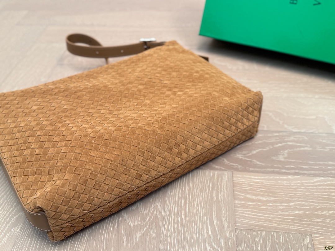 &yen;175配盒 BV 新款系列编织腋下包 精致手工编织设计 兼具美貌与性价比 时髦与休闲的完美碰撞！ 百搭大气，低调又奢华的一款单品！ 尺寸33 24