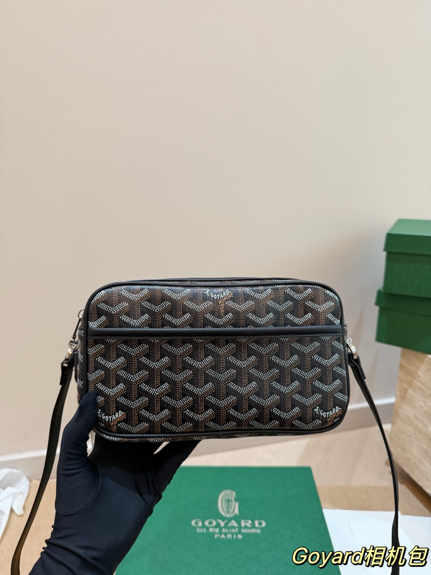 P150 size：24*14cm 戈雅 GOYARD 相机包 男生女生🉑️用！ 上身效果绝绝子~ 日常非常好搭配哦~ 男生女生都可以入手！