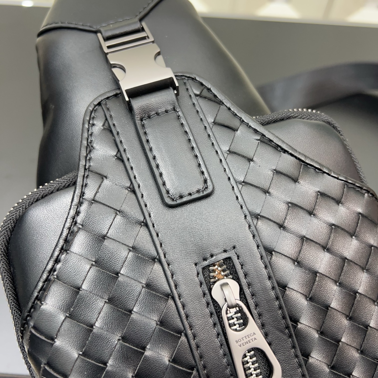 P125 Bottega Veneta 葆蝶家 BV手工编织男士胸包 单肩包 斜挎包 经典百搭 实物拍摄 原厂原版面料 配送防尘袋 礼盒 30 x 16 cm。