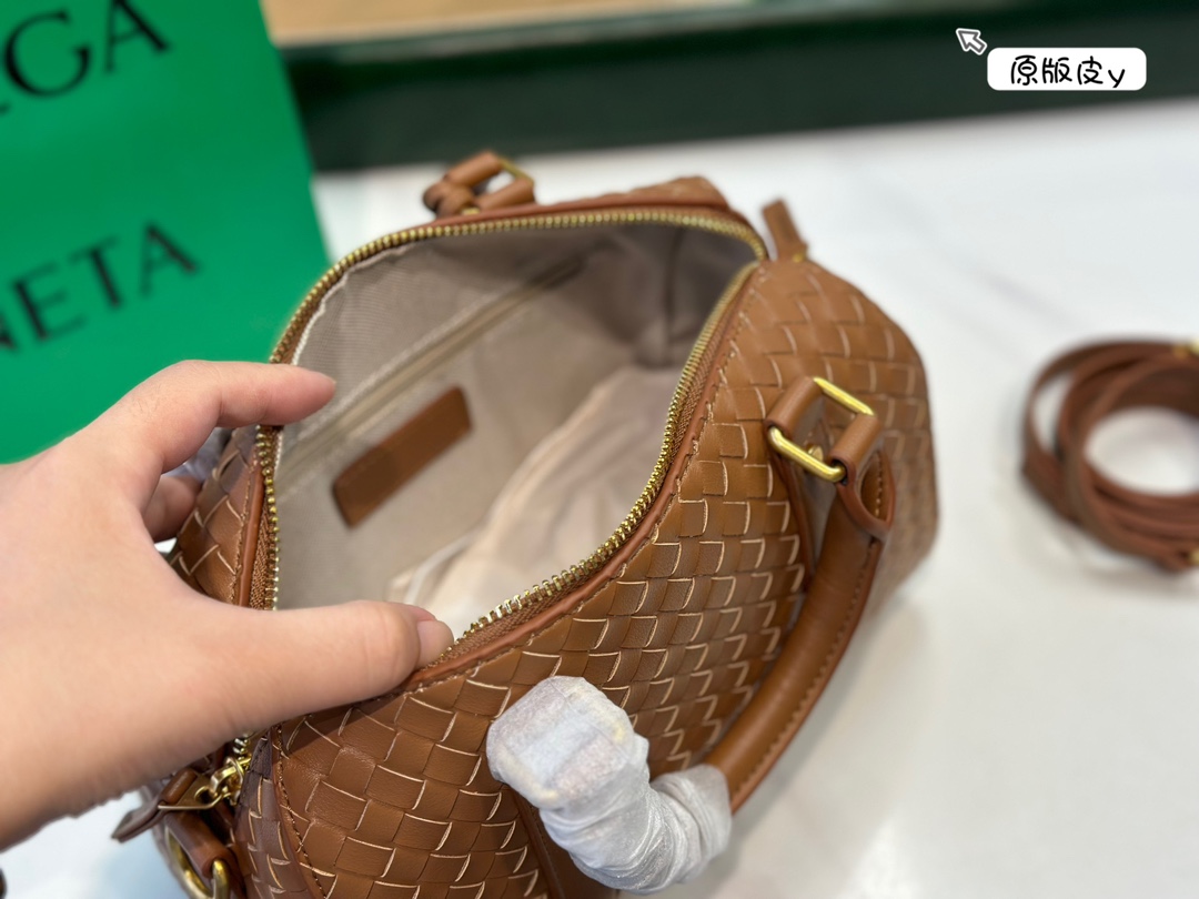 &yen;220牛皮 Bv编织✅真的是当家花旦诶！ 怎么随便上身都这么好看啊？正式休闲都不在话下友友们快点给我下手！我不允许美女没有拥有这款包尺寸25cm