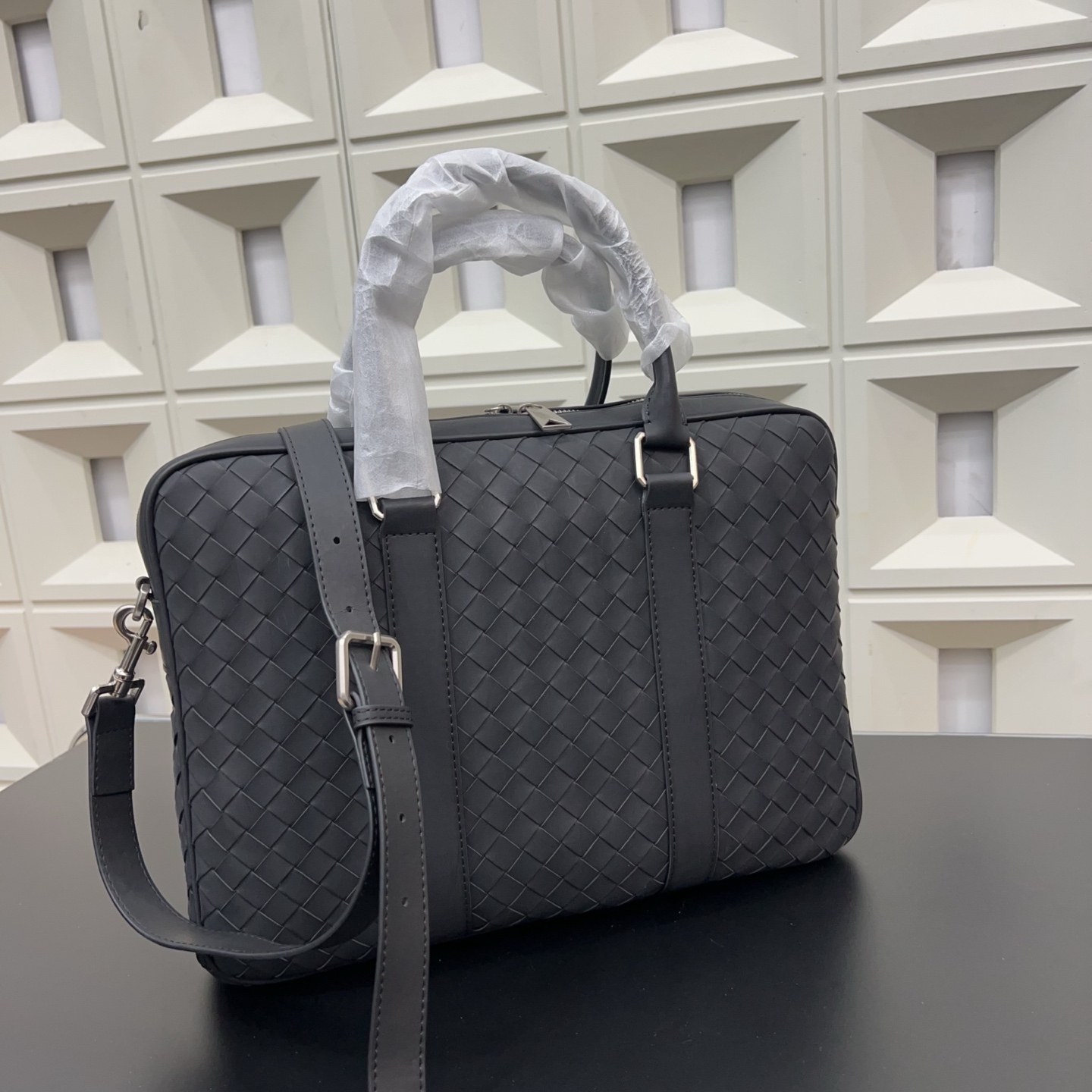 P160 Bottega Veneta 葆蝶家 商务休闲手工编织bv 男士公文包 手提斜挎包 经典百搭 实物拍摄 原厂原版面料 配送防尘袋 37 x 27cm