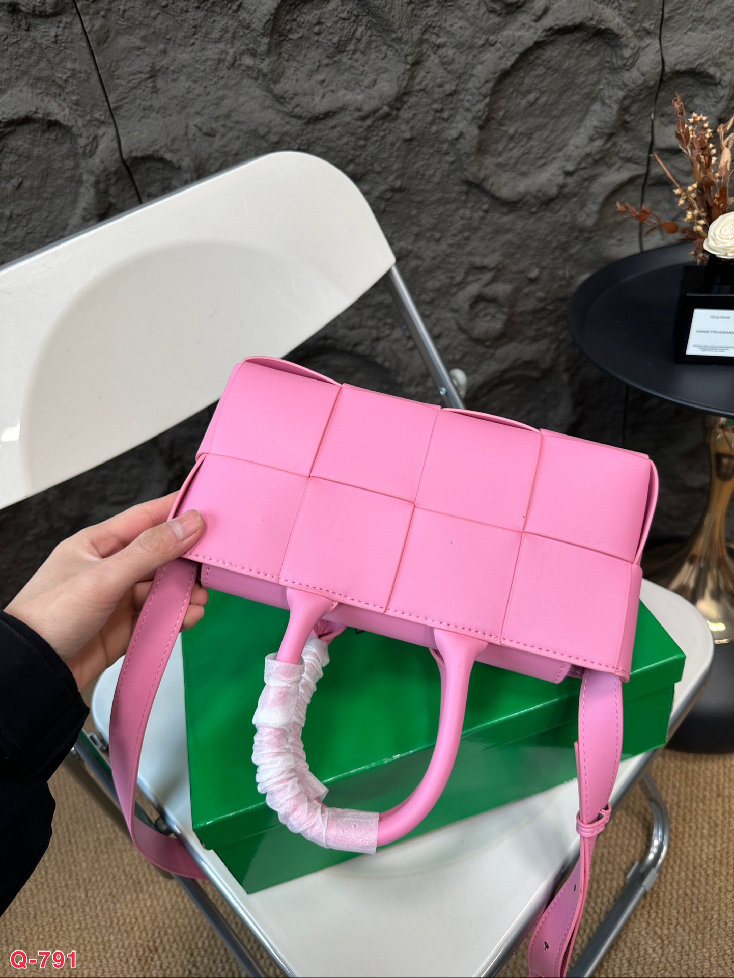 💰140 配礼盒 BV编织购物袋新款托特手袋 Bottega Veneta 春夏新款购物袋。实物非常美，很飒！ 自重非常非常轻！！通勤完全无压力！！ 总之一切刚刚好！ 尺寸25.13cm