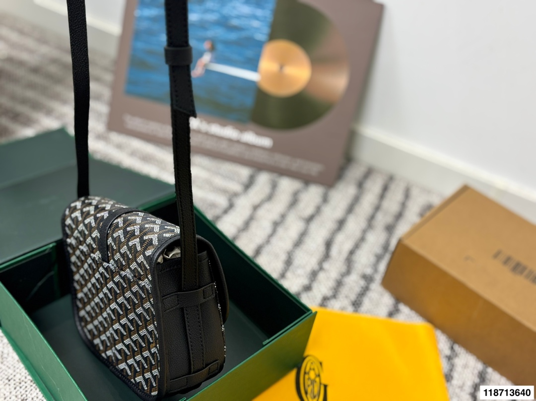 p180配盒 戈雅邮差包 属于这个季节的包 完美1:1定制 从头到尾全部都是客订哦！ 尺寸：22*18cm