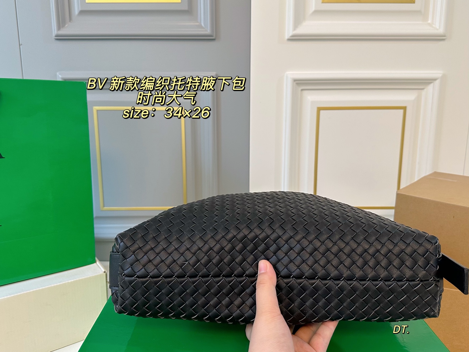 P165（配盒） size：34&times;26 BV 新款编织托特腋下包💕 精致手工编织设计 兼具美貌与性价比 时髦与休闲的完美碰撞💥 可调节肩带，多种背法 百搭大气，低调又奢华的一款单品！