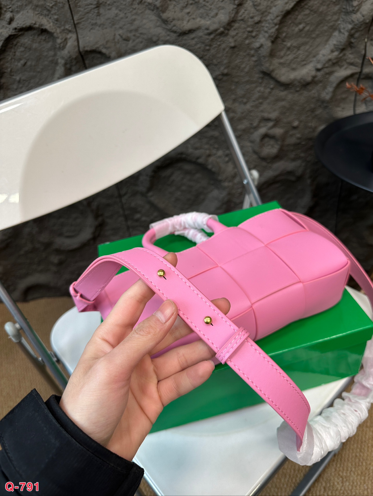 💰140 配礼盒 BV编织购物袋新款托特手袋 Bottega Veneta 春夏新款购物袋。实物非常美，很飒！ 自重非常非常轻！！通勤完全无压力！！ 总之一切刚刚好！ 尺寸25.13cm