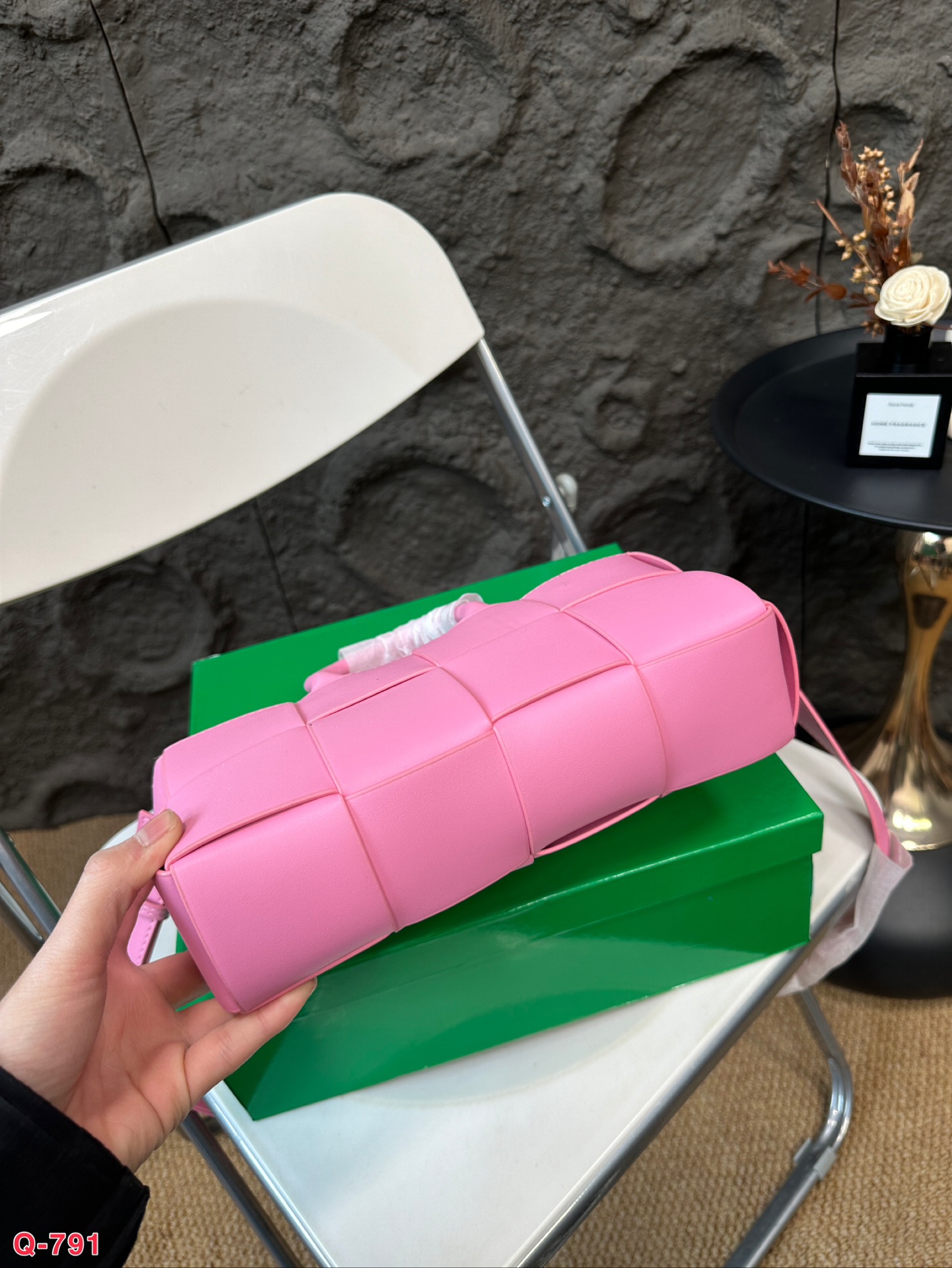 💰140 配礼盒 BV编织购物袋新款托特手袋 Bottega Veneta 春夏新款购物袋。实物非常美，很飒！ 自重非常非常轻！！通勤完全无压力！！ 总之一切刚刚好！ 尺寸25.13cm