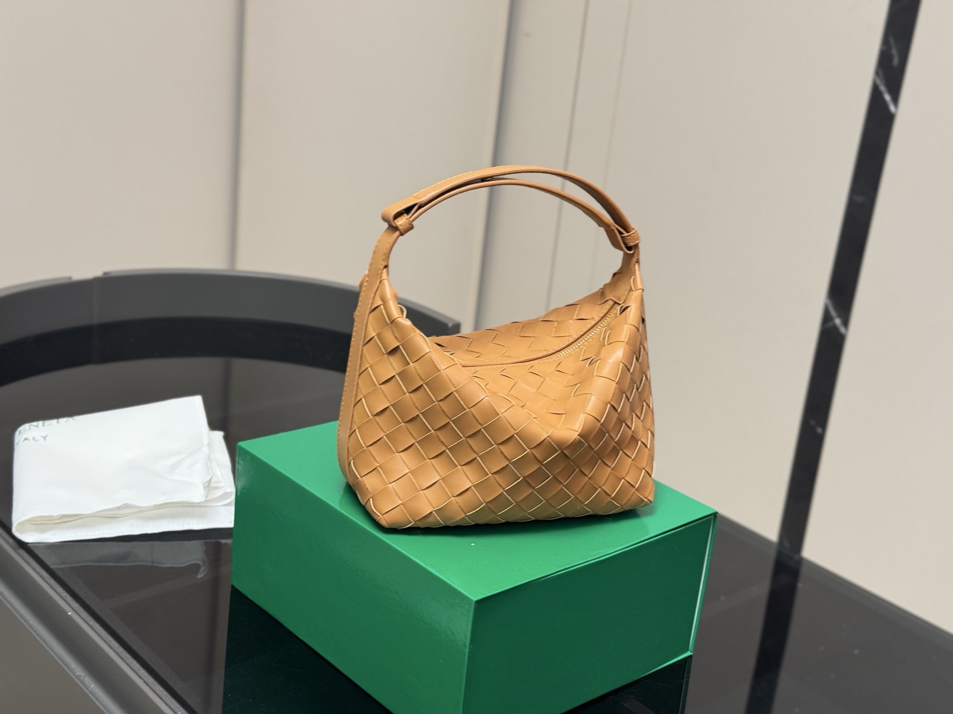 &yen;155 配盒 size：20*14cm bv 的便当包 也太可爱了趴.... 将BV爆款便当包再度升级， 这款设计真的是又A又温柔， 轻盈超舒服 牛皮品质