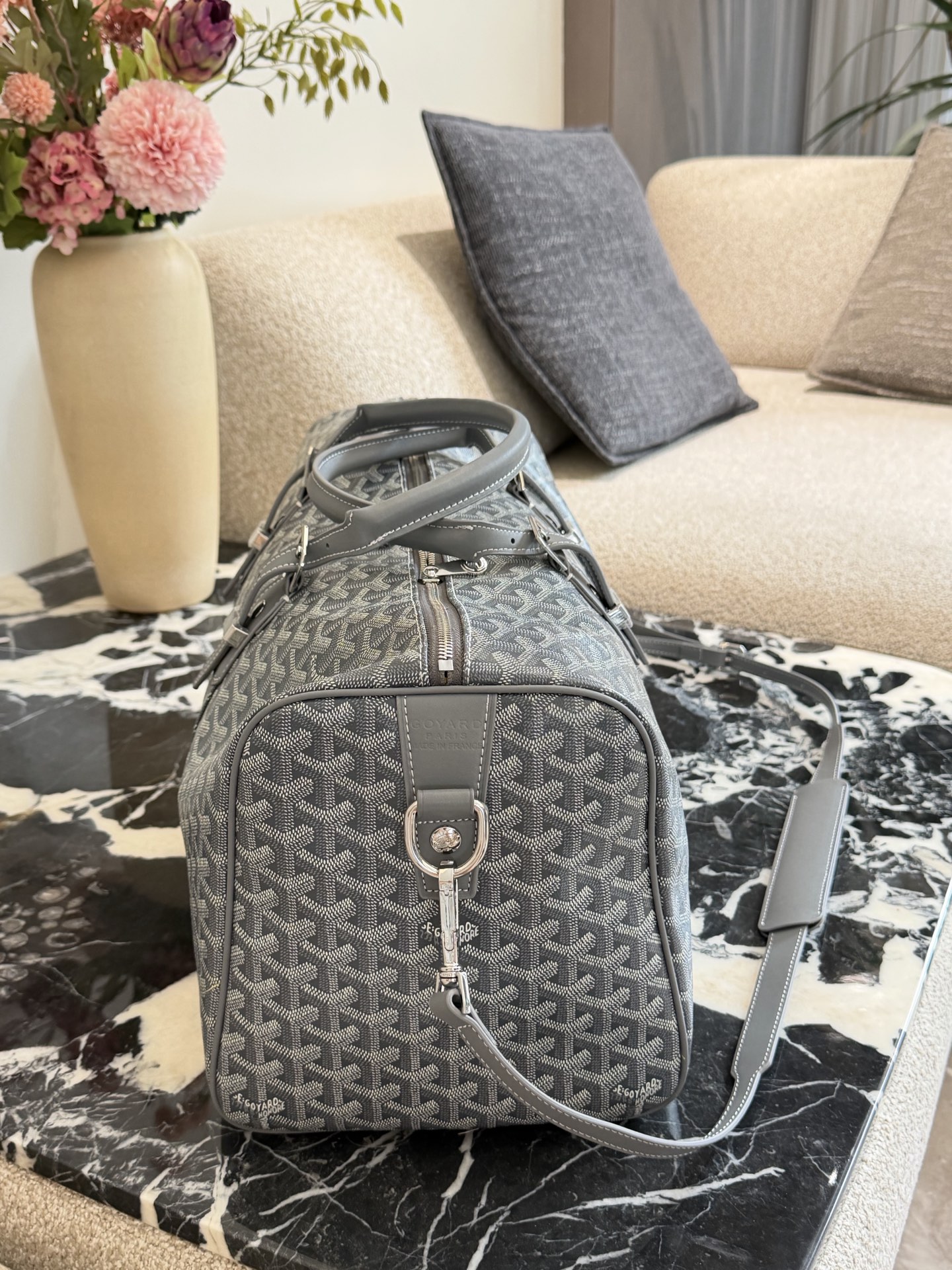 p310 顶级原单 全钢锁头 Goyard Boston 50灰色旅行袋 Goyard Boston 50灰色旅行袋，经典老花帆布+低调简约又奢华十。50cm黄金尺寸，容量适中，短途旅行或健:身都很OK!双手柄设计，支持手提/斜挎，肩带可选帆布或皮革，背起来超方便~内部空间合理，衣物、电 子设备轻松收纳，实用又时髦，出行必备!