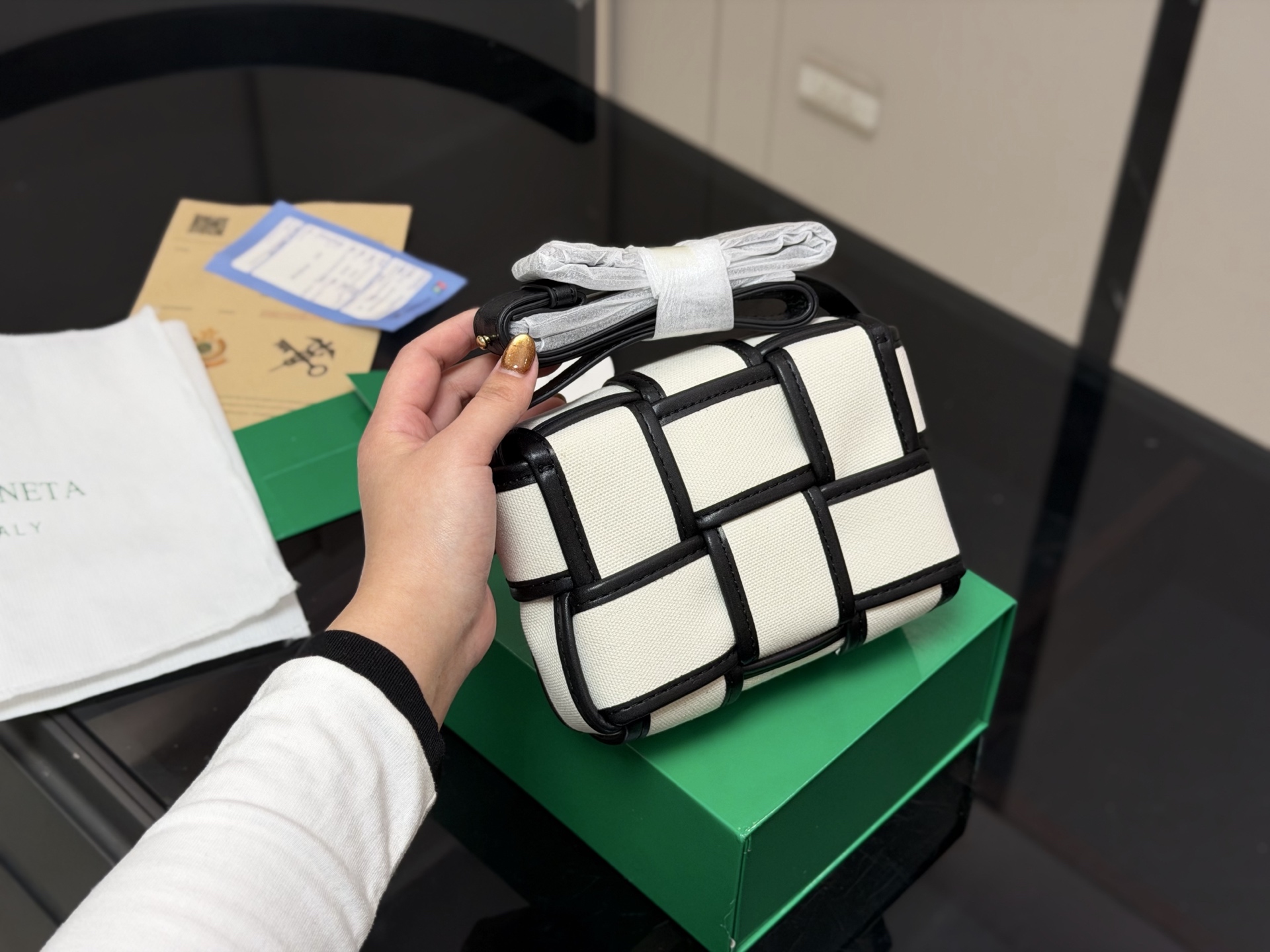 &yen;120 配盒 size：16.12cm Bv 新品手袋 CASSETTE手袋 真滴很高级！ 被吹爆的小可爱！