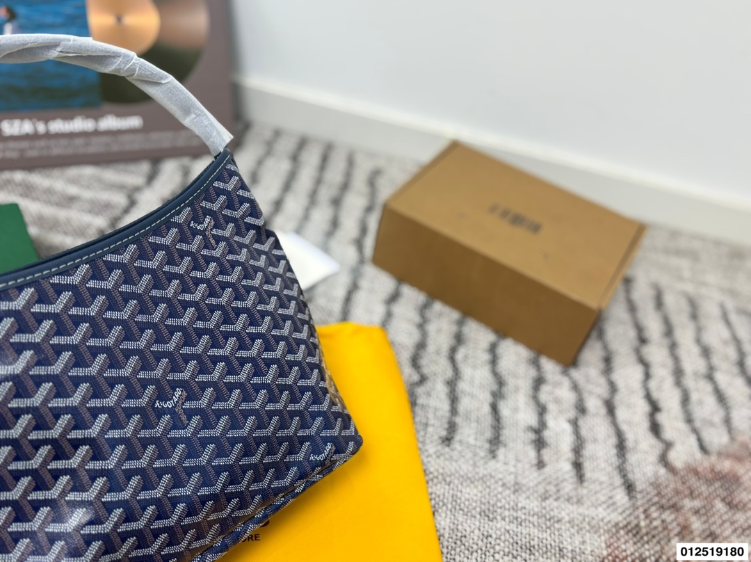 P130配礼盒⚠️尺寸31.30 戈雅腋下托特包 最火爆的狗牙购物袋 打工人的完美通勤包就是它 简直不要太好用!! 容量大 自重超级无敌轻 包型挺拔不容易塌 耐造同时也很低调 简直就是打工人完美的通勤包包 不管是出差还是见客户都超级合适