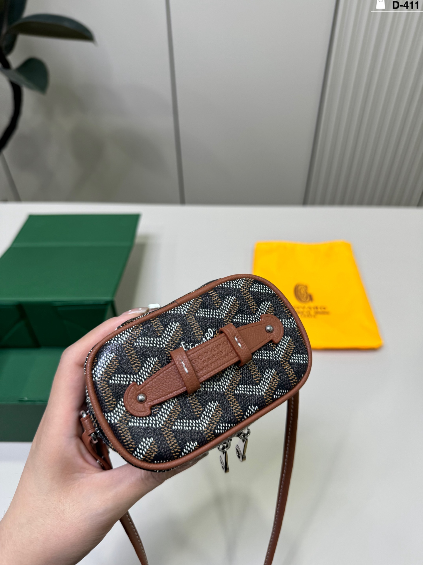💰p160 D-411尺寸12&times;7折叠盒 Goyard戈雅 Muse Nano 盒子包 迷你尺寸，日常出街超方便。可拆卸肩带，手提，斜挎都OK，灵活百搭!Nano系列小巧轻盈，亮色设计点亮穿搭，秋冬深色系也能轻松驾驭，实用又时髦，是Goyard热门单品之一