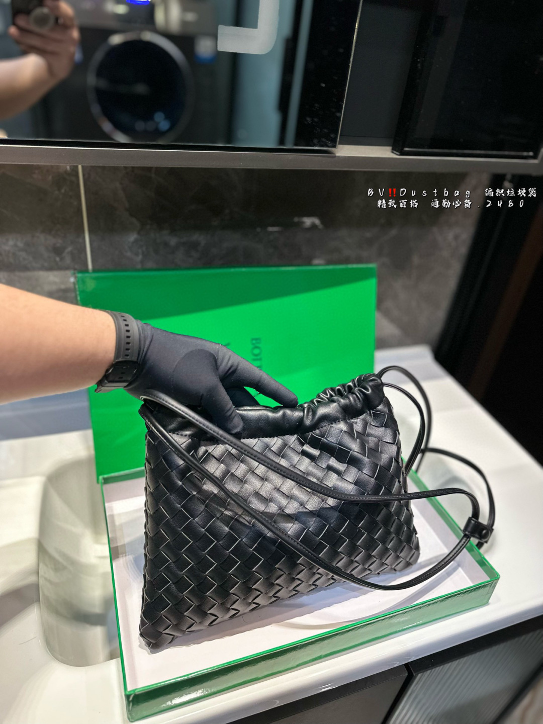 ❤️P140（礼盒包装）❤️ BV Dustbag 编织垃圾袋 这只编织垃圾袋真的是今年新款的最爱了 肩带可以调节，单肩斜挎都可 最重要的是，真的很实用！！ 打工人实名爱了，真的好好背⚠️尺寸30.22