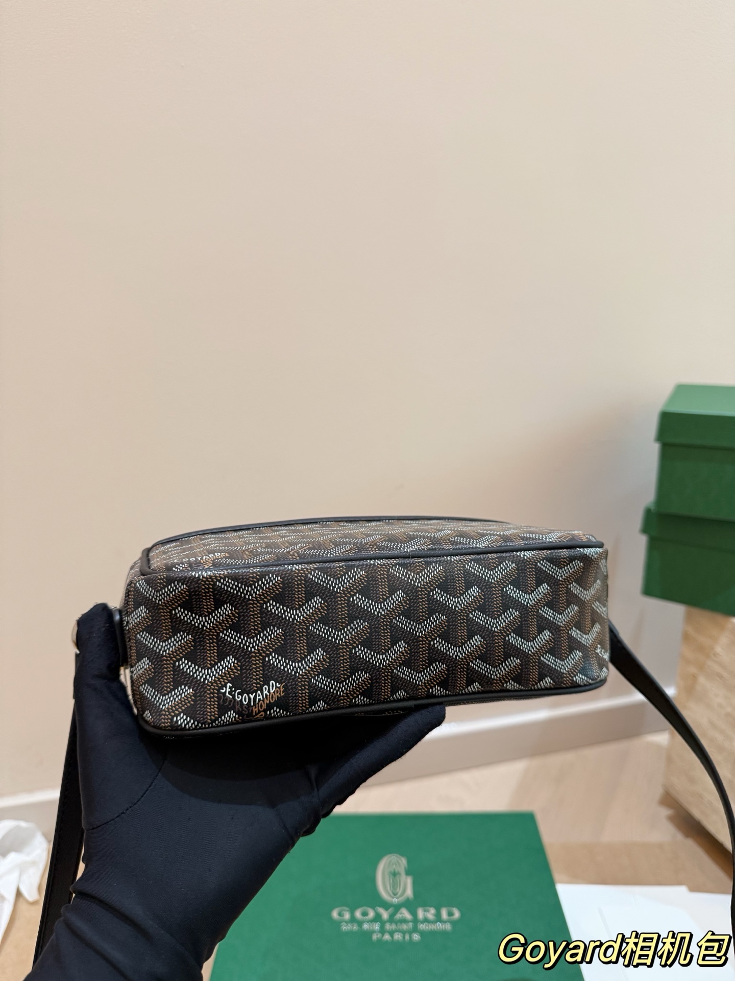 P150 size：24*14cm 戈雅 GOYARD 相机包 男生女生🉑️用！ 上身效果绝绝子~ 日常非常好搭配哦~ 男生女生都可以入手！