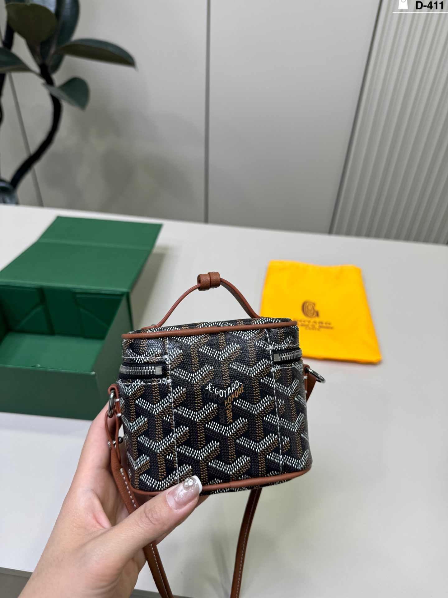 💰p160 D-411尺寸12&times;7折叠盒 Goyard戈雅 Muse Nano 盒子包 迷你尺寸，日常出街超方便。可拆卸肩带，手提，斜挎都OK，灵活百搭!Nano系列小巧轻盈，亮色设计点亮穿搭，秋冬深色系也能轻松驾驭，实用又时髦，是Goyard热门单品之一