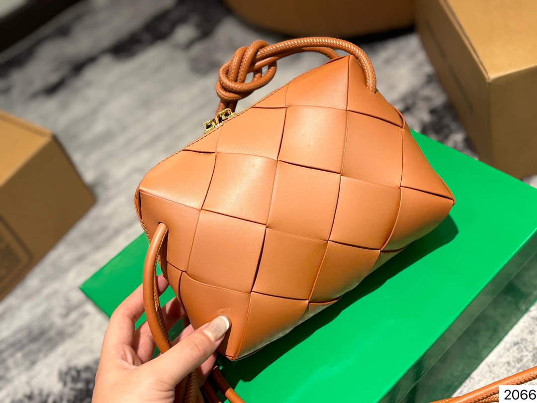 P135 配盒子 Bv 新款 编织 方包 也太可爱了趴....将BV爆款 全新再度升级，这款设计真的是又A又温柔，轻盈超舒服尺寸：14 14