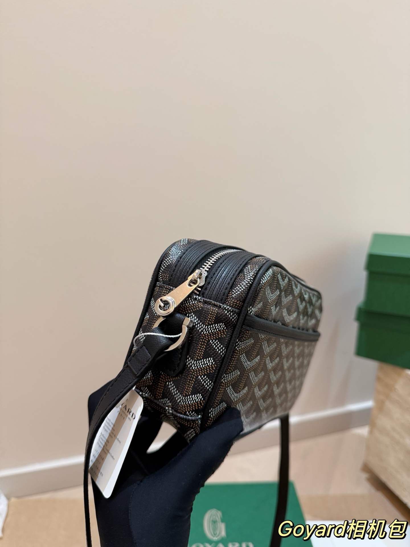 P150 size：24*14cm 戈雅 GOYARD 相机包 男生女生🉑️用！ 上身效果绝绝子~ 日常非常好搭配哦~ 男生女生都可以入手！