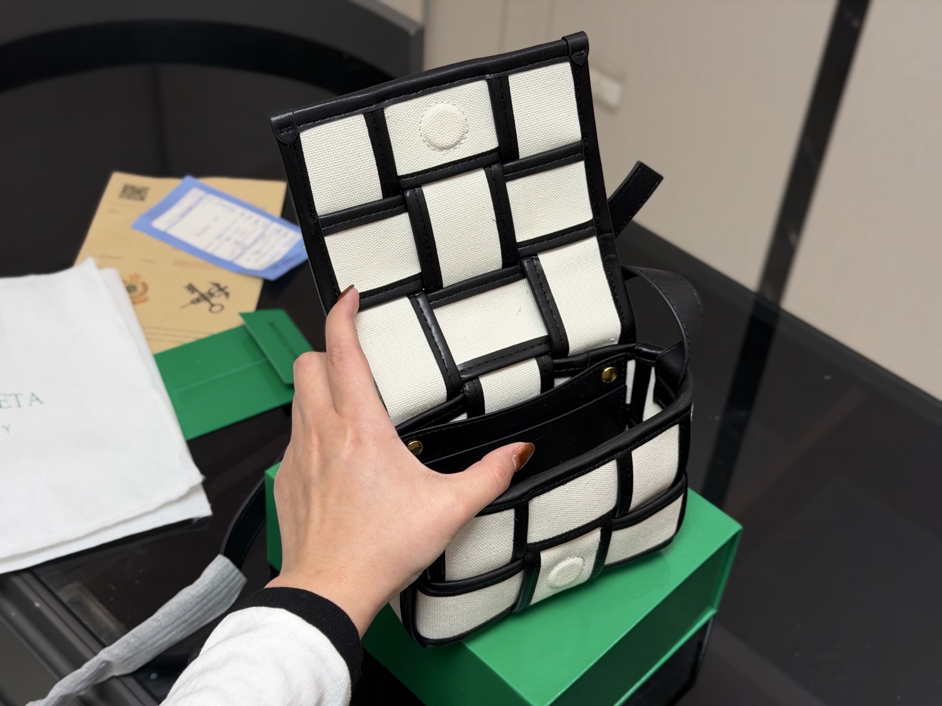 &yen;120 配盒 size：16.12cm Bv 新品手袋 CASSETTE手袋 真滴很高级！ 被吹爆的小可爱！