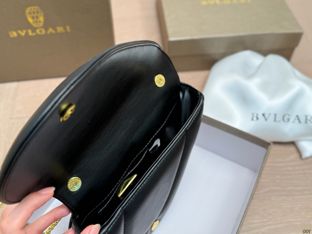 &yen;140配盒 宝格丽BVLGARI｜七夕，把爱&ldquo;握&rdquo;在手心🐍❤️ 今年七夕，宝格丽用一只包写满浪漫情书！Serpenti Cuore 1968手提包，堪称&ldquo;包界丘比特&rdquo;&mdash;&mdash; ✨ 半颗心形包身 + 半颗珐琅灵蛇手柄 =一整颗怦然心动的爱心！ 灵感源自1968年传奇珠宝腕表，复刻中古美学，却把甜蜜玩出新高度。 尺寸19 14