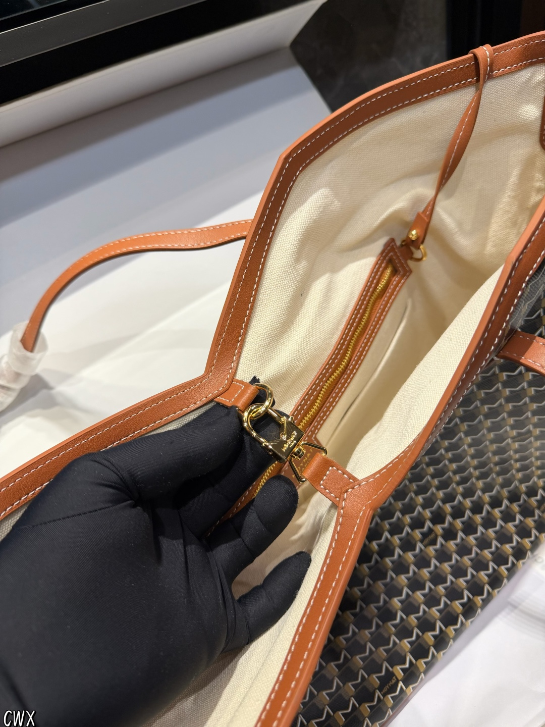 ❤️P225P215P205(礼盒包装)❤️ Moynat全新推出ーM Canvas 重磅推出全新系列 黑白M帆布新品NEw 创新贝母涂层 珍珠般的光泽感 通勤/出街/旅行/出差 都能满足 尺寸大37 27中32 23小28 20cm