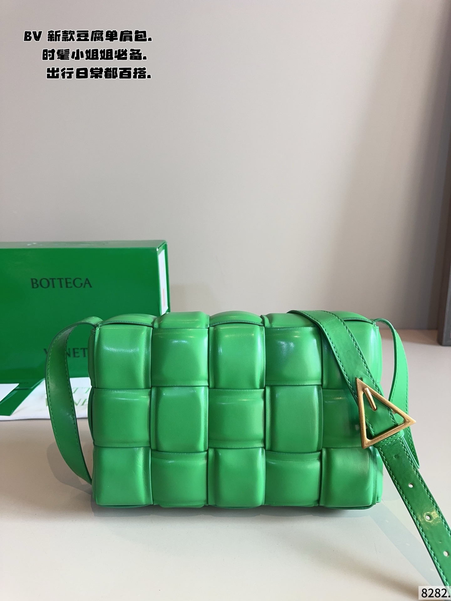 p190配礼盒🎁. 秋冬适配度一百昏！bv cas sette豆腐包斜挎 bv cas sette小羊皮卡带包枕头包斜挎包 天气一冷很喜欢软乎乎胖墩墩存在感很强的包包， 收起小废包，秋冬就是枕头包的主场！ 枕头包的代表包包&mdash;&mdash;bv cas sette尺寸：27*7*17cm