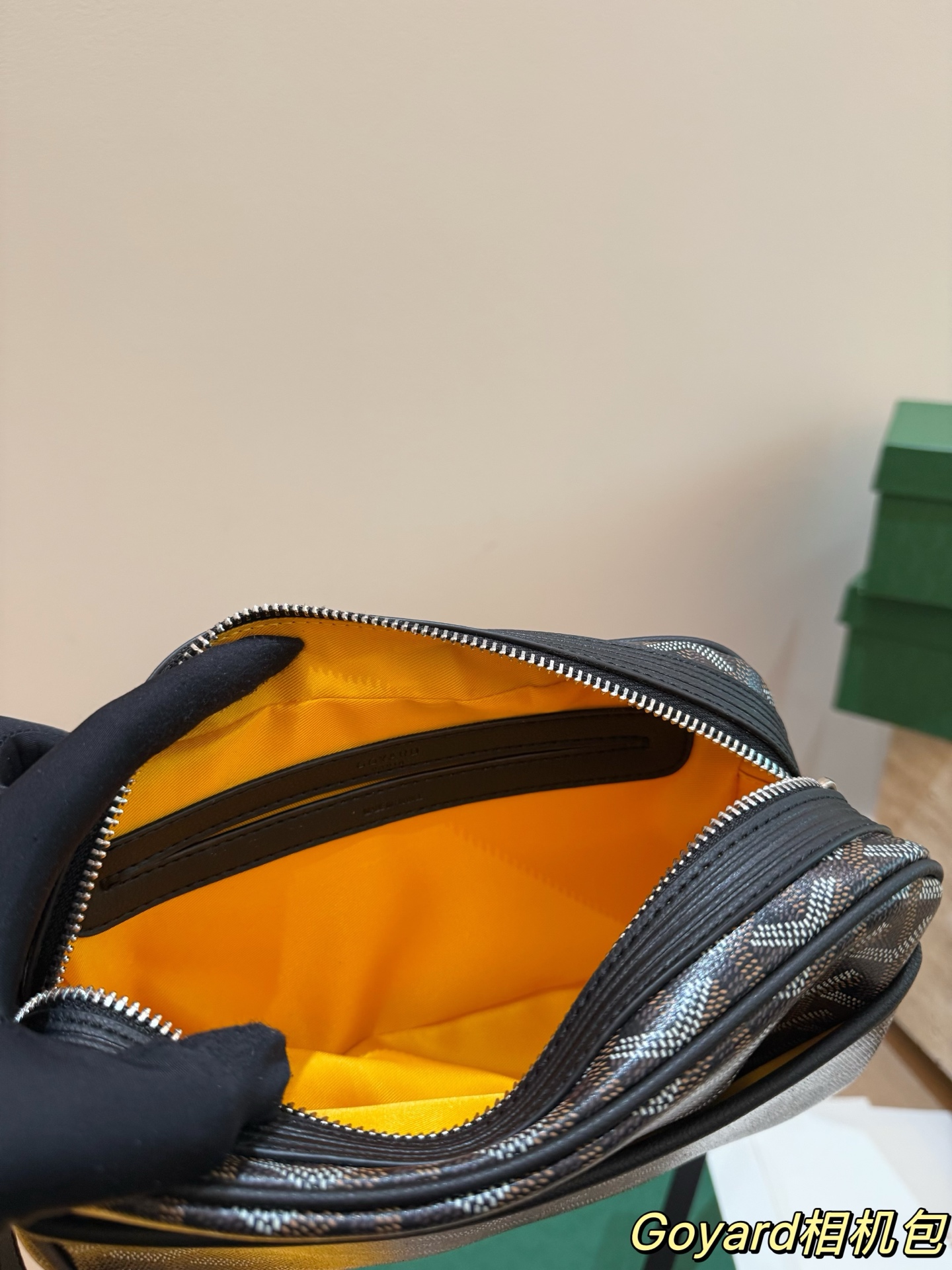 P150 size：24*14cm 戈雅 GOYARD 相机包 男生女生🉑️用！ 上身效果绝绝子~ 日常非常好搭配哦~ 男生女生都可以入手！