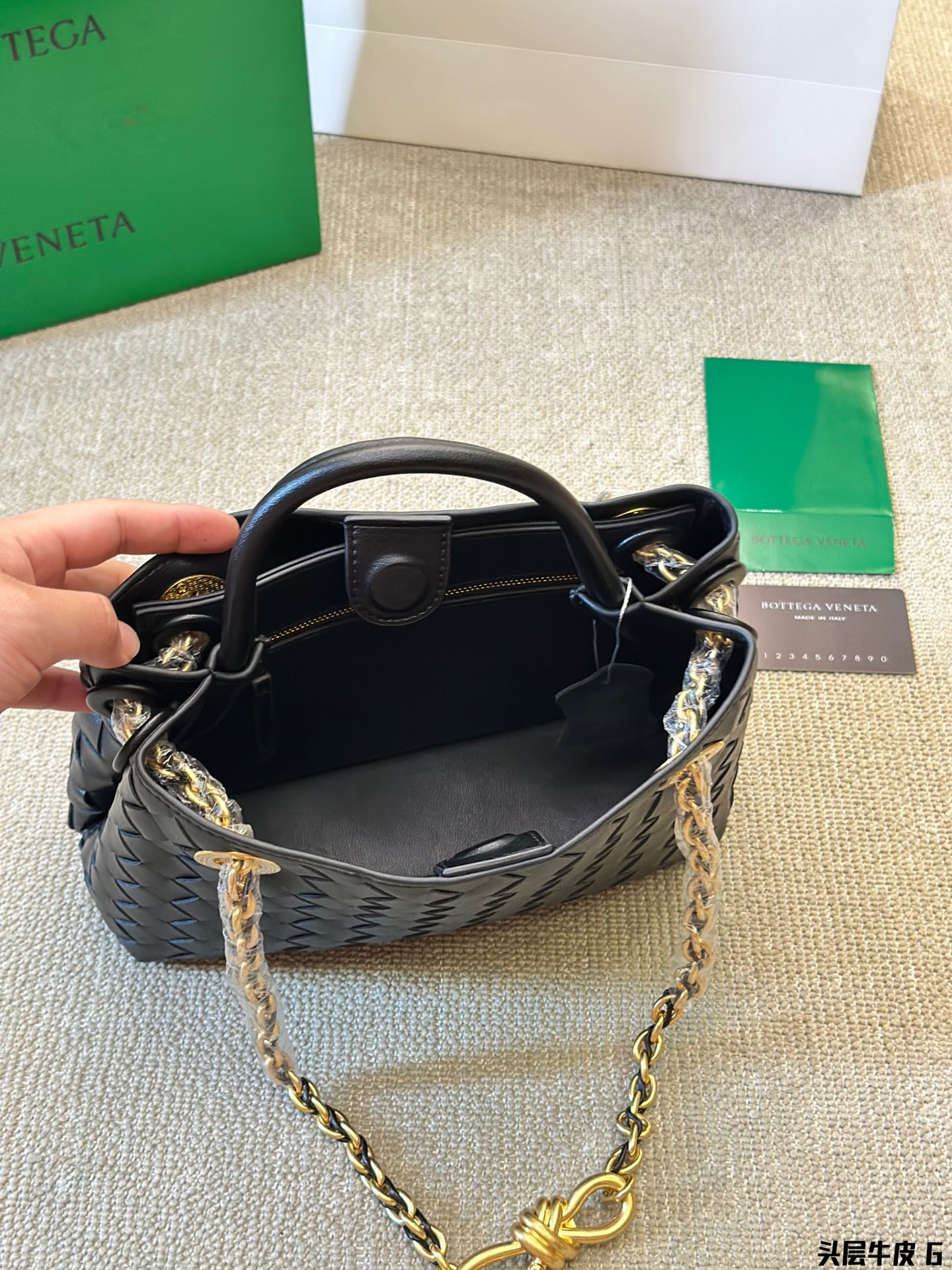 头层牛皮 p250 Bottega veneta Bv高级 Cassette手袋 编织托特包 新款，简洁的线条，柔软的包身，并且相当实用，街头巷尾它的身影无处不在，牛皮🐂 也成为经典款IT bag之一 万众追，这款包一出就风靡全球 流行，如今粉丝群依然很强大，因为它实在太衬托气质了，包再多也要给自己留一个！尺寸：28 22cm