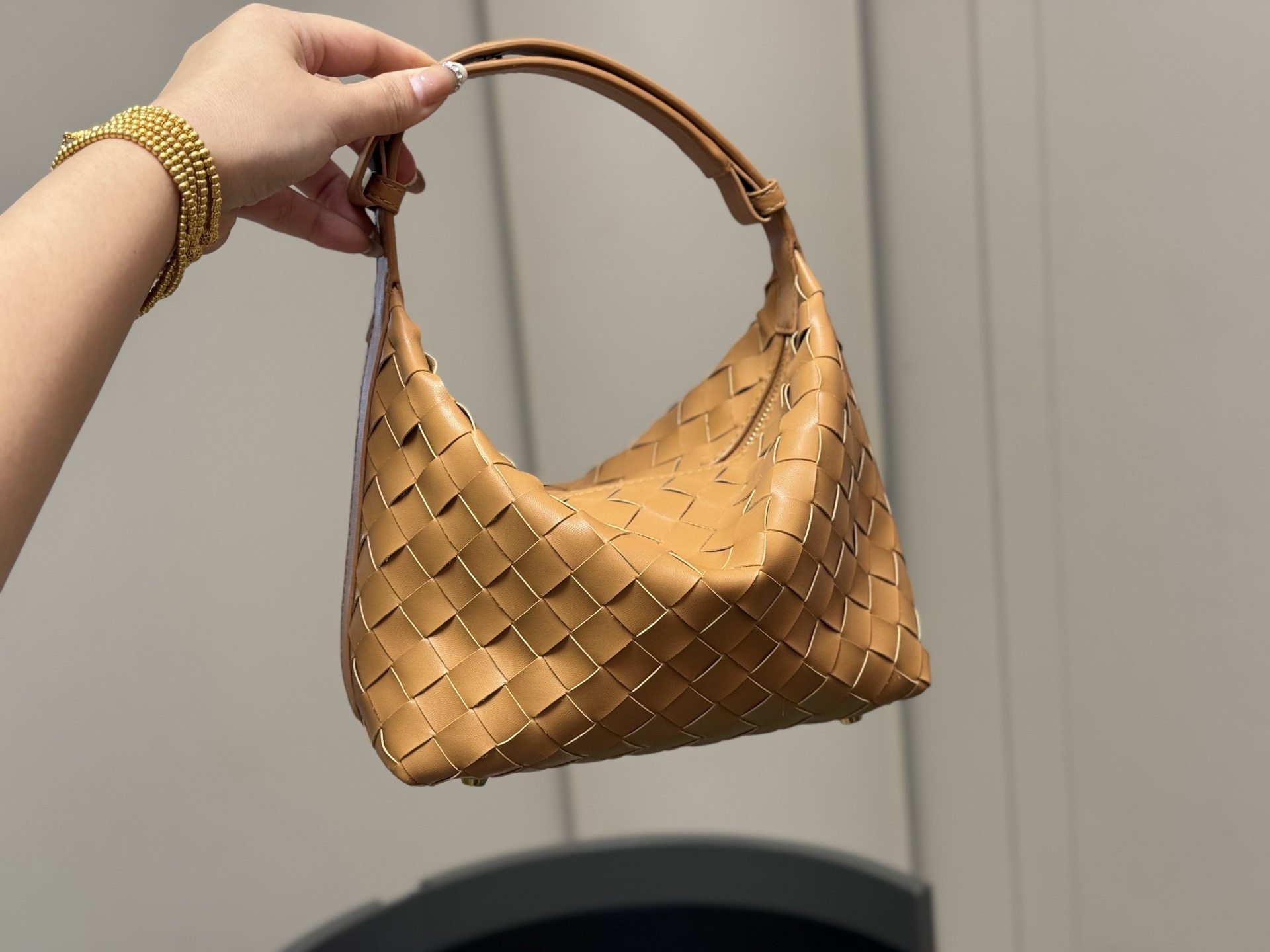 &yen;155 配盒 size：20*14cm bv 的便当包 也太可爱了趴.... 将BV爆款便当包再度升级， 这款设计真的是又A又温柔， 轻盈超舒服 牛皮品质