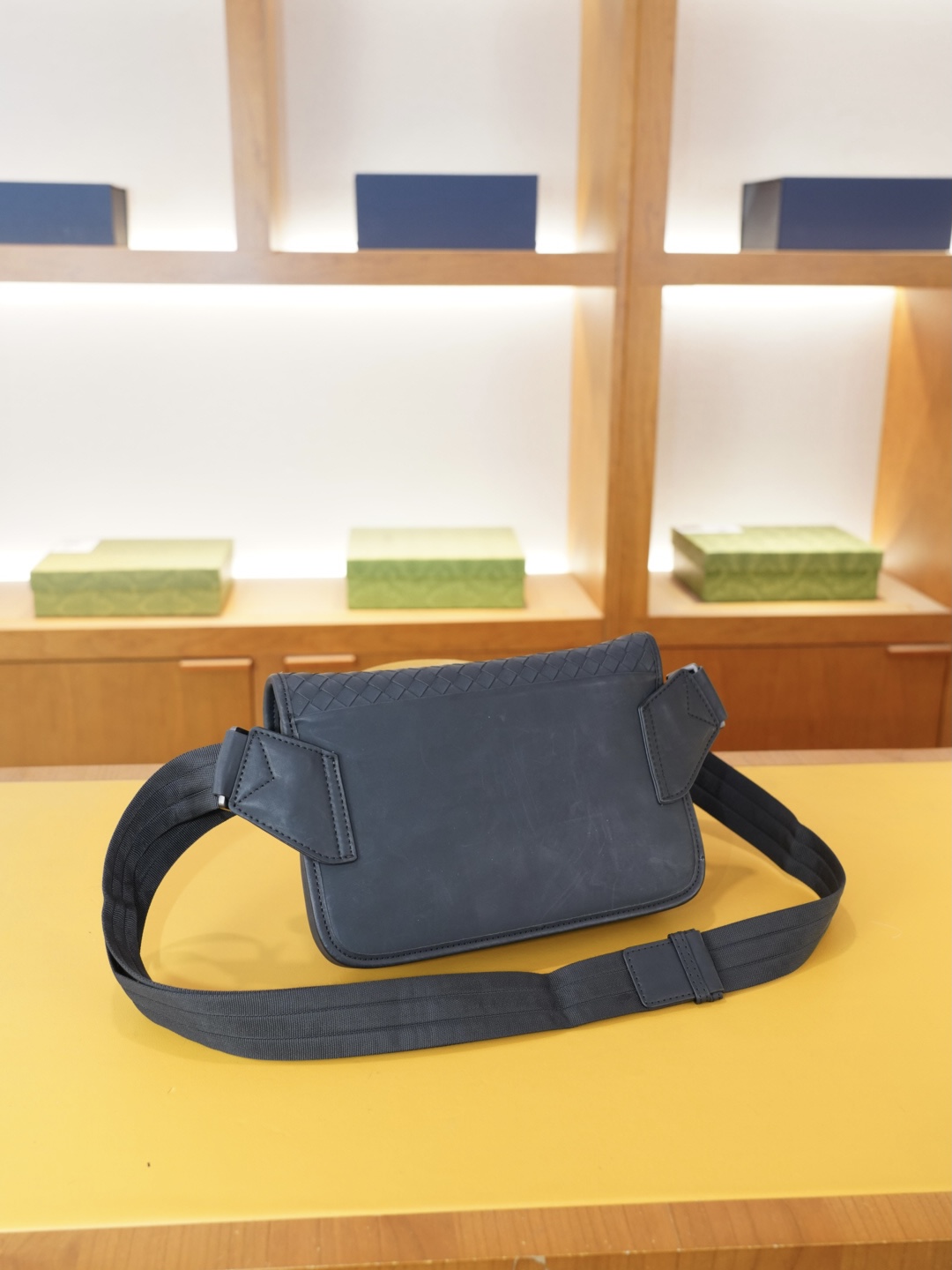 P120 🇮🇹 葆蝶家 官网同步 高版本 斜挎单肩腰包 永恒不过时的标志性产品 纯原单小牛皮 顶级五金制作 非市面普通版本 今年BV最爱的款式 全部实拍 实用性非常高 完全不用担心穿搭【规格：25x17x4】