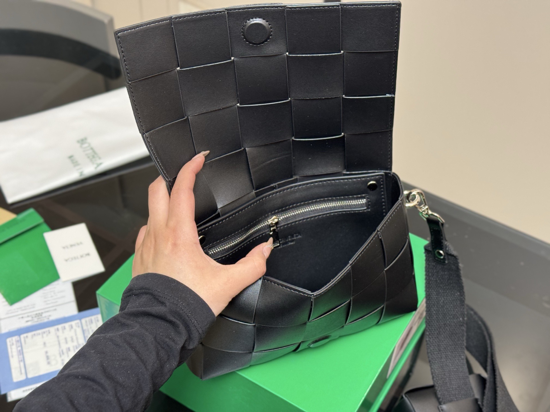 &yen;145 配盒 size：22*14cm Bottega Veneta cassette Bv I豆腐包！ 海绵宝宝！ 细腻〰️光滑〰️ 最重要是整个包的蓬度， 每个方块必须做到圆润又饱满才算合格！